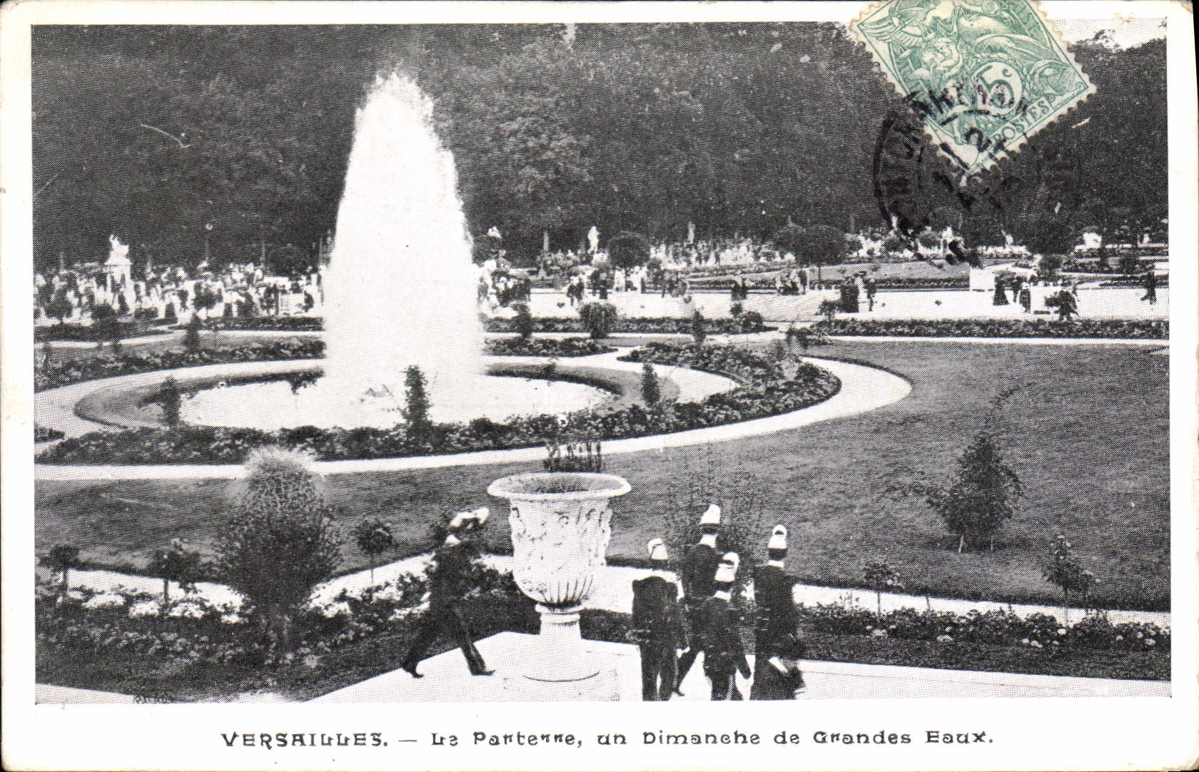 CPA Versailles Le Parterre un Dimanche de Grandes Eaux 