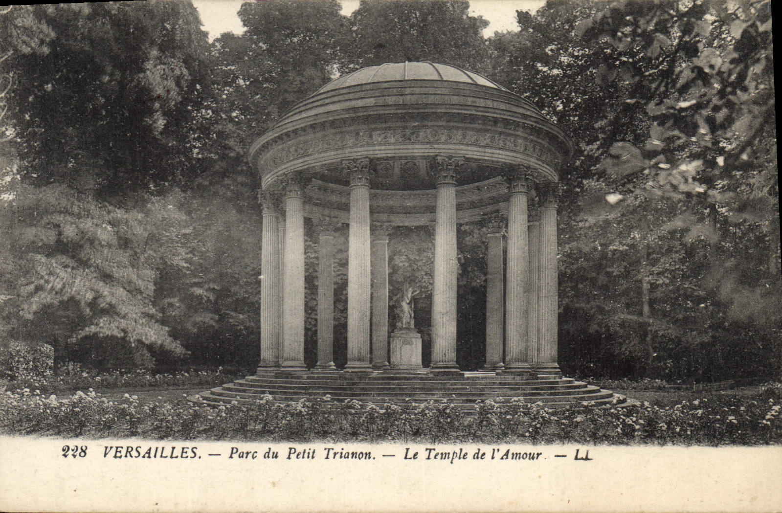 CPA Versailles Parc du Petit Trianon Le Temple de l'Amour