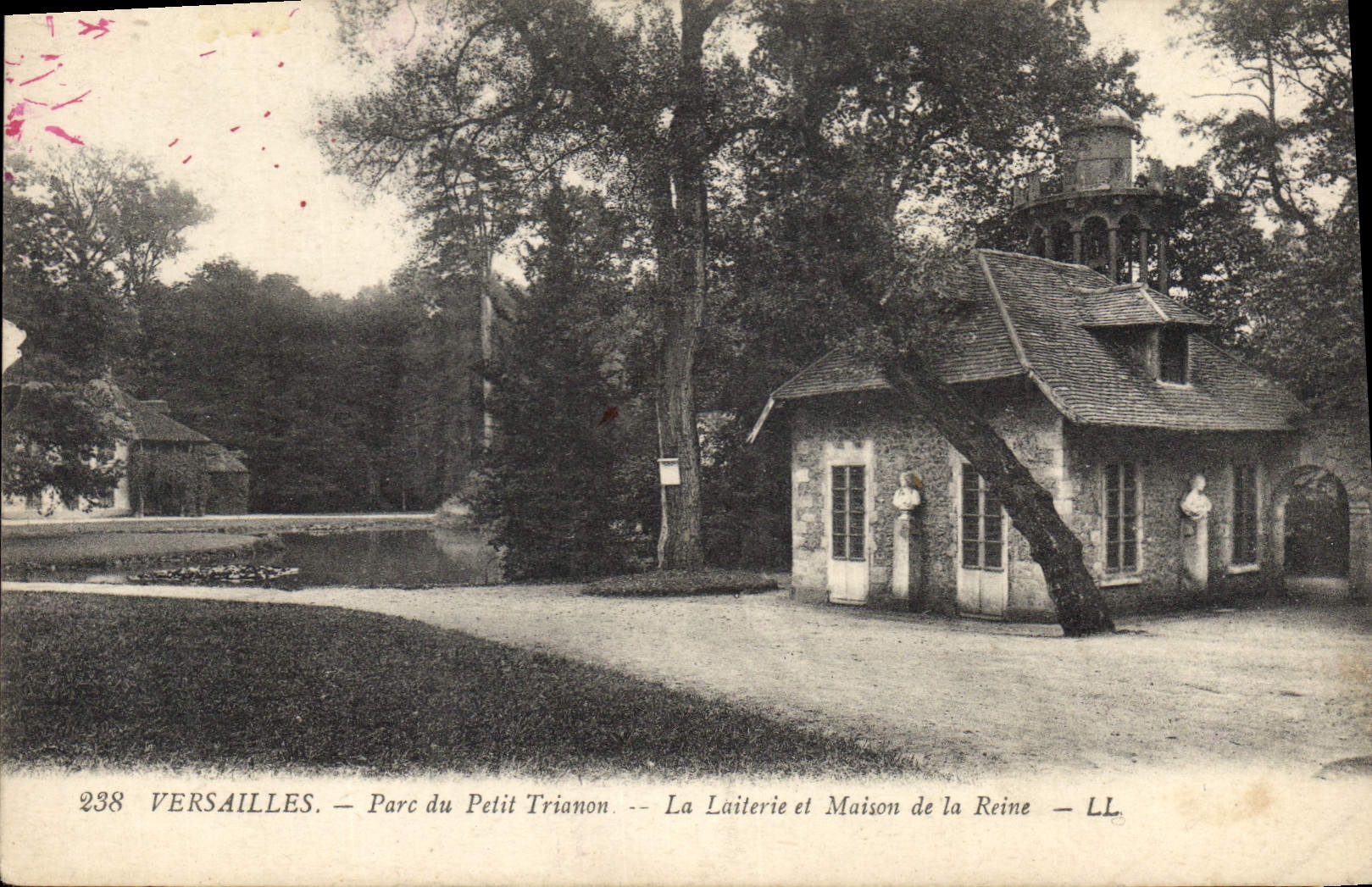 CPA Versailles Parc du Petit Trianon La Laiterie et Maison de la Reine