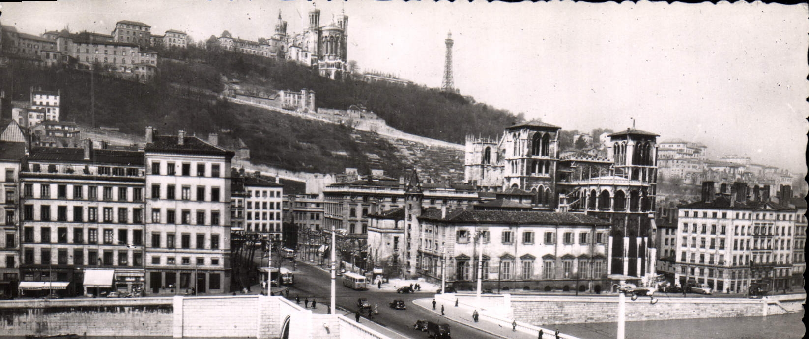 CPA Le Pont Tilsitt sur la Saone Saint Jean et la Colline de Fourviere Lyon