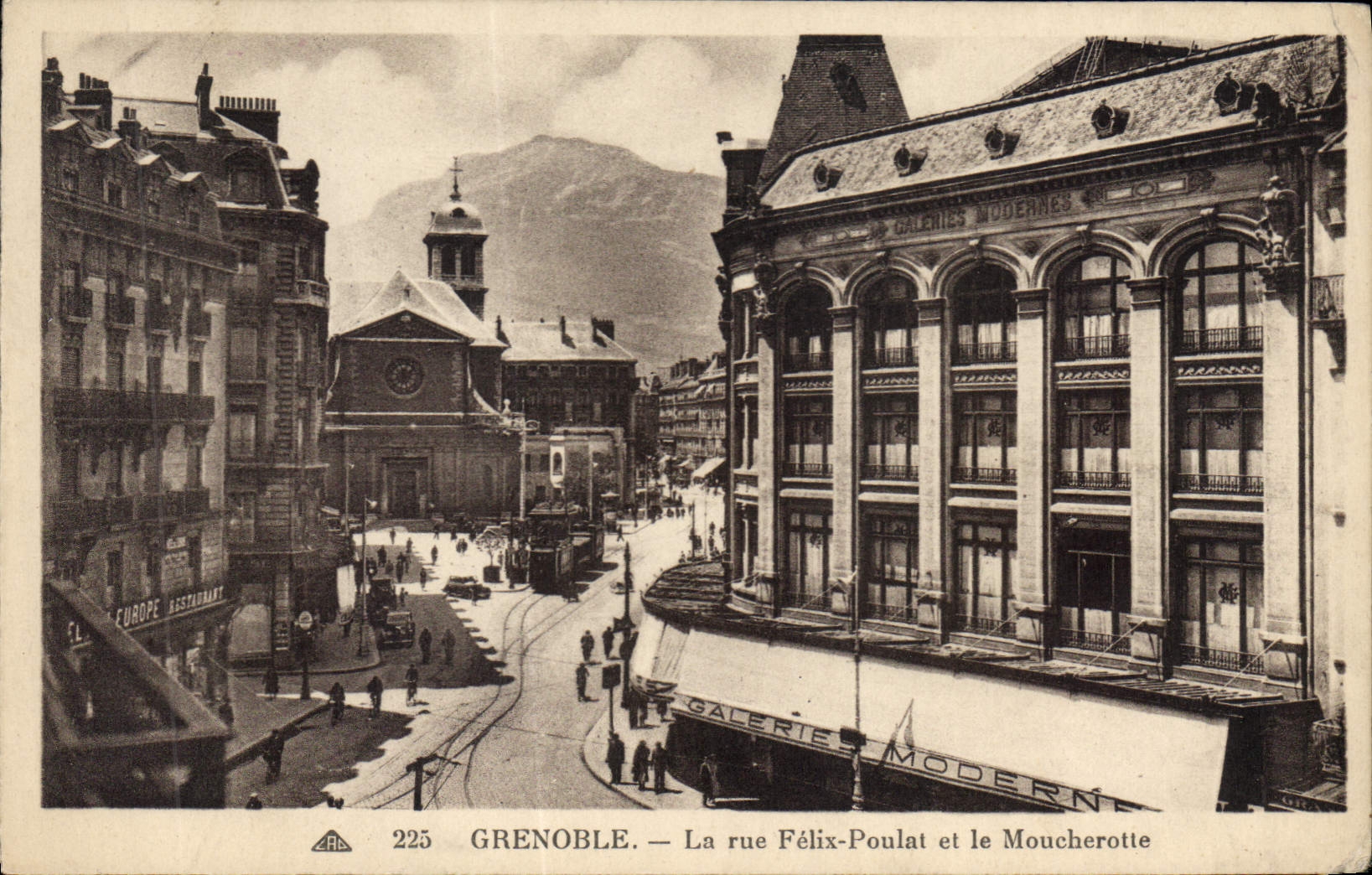 CPA Grenoble La rue Felix Poulat et le Moucherotte 