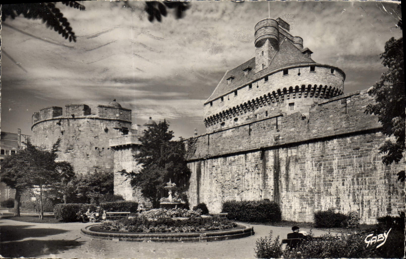 CPA Saint Malo Le Chateau et les Remparts