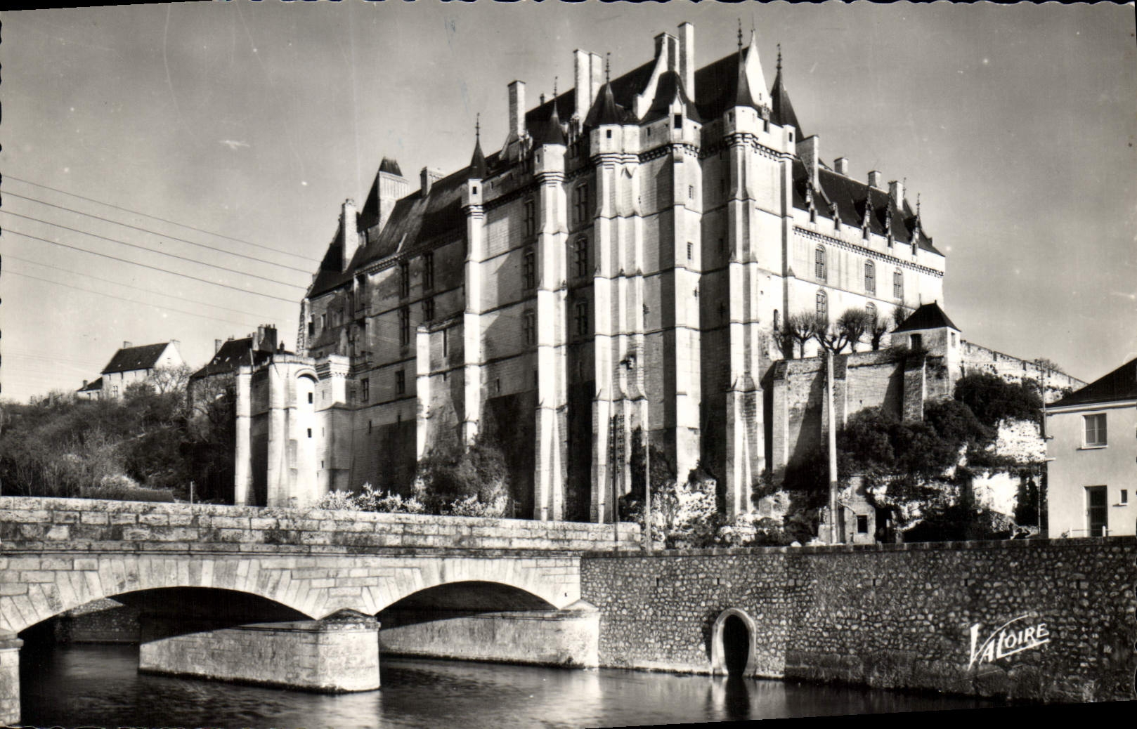 CPA La Vallee du Loir Chateaudun Eure et Loir Le Loir et le Chateau