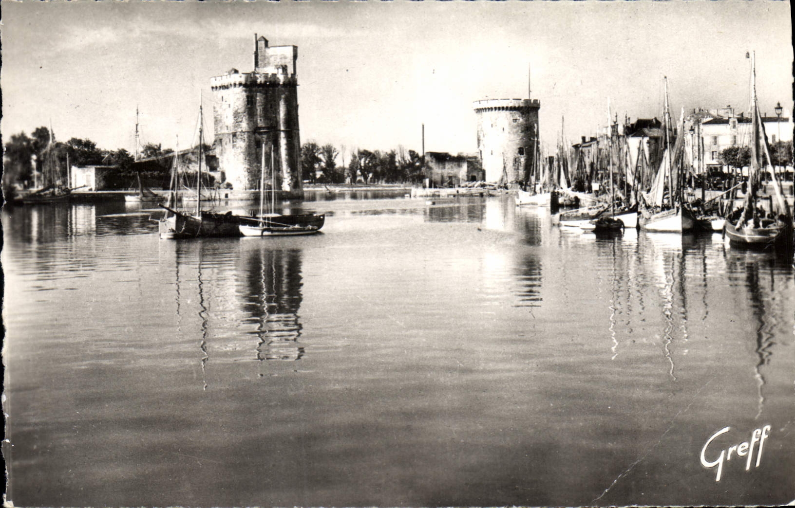 CPA En Aunis La Rochelle Charente Maritime Le Port Tours Saint Nicolas a Gauche et de la Chaine