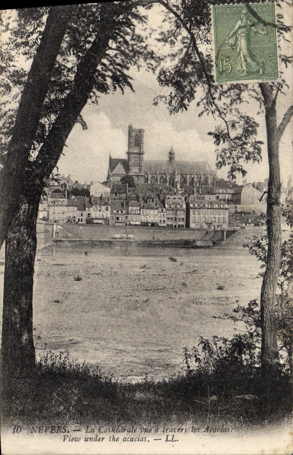 CPA Nevers La Cathedrale vue a Travers les Acacias