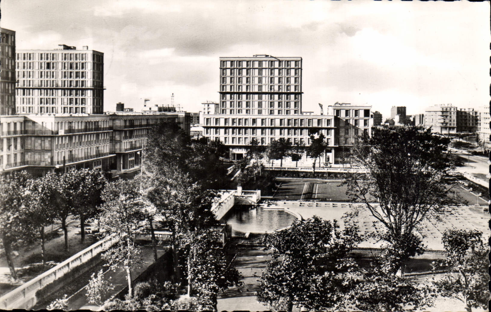 CPA Le Havre Le Jardin de l'Hotel de Ville