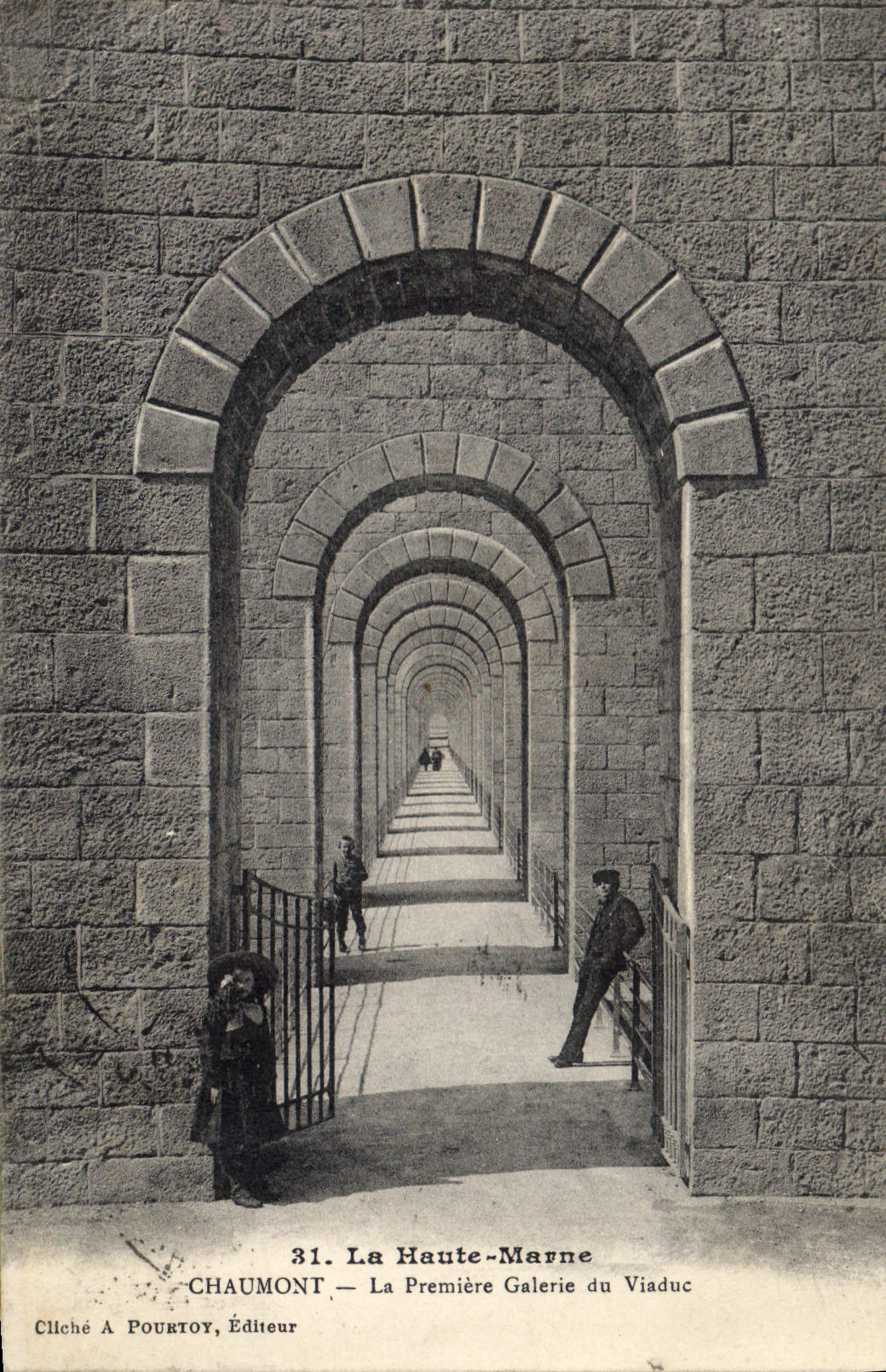 CPA La Haute Marne Chaumont La Premiere Galerie du Viaduc