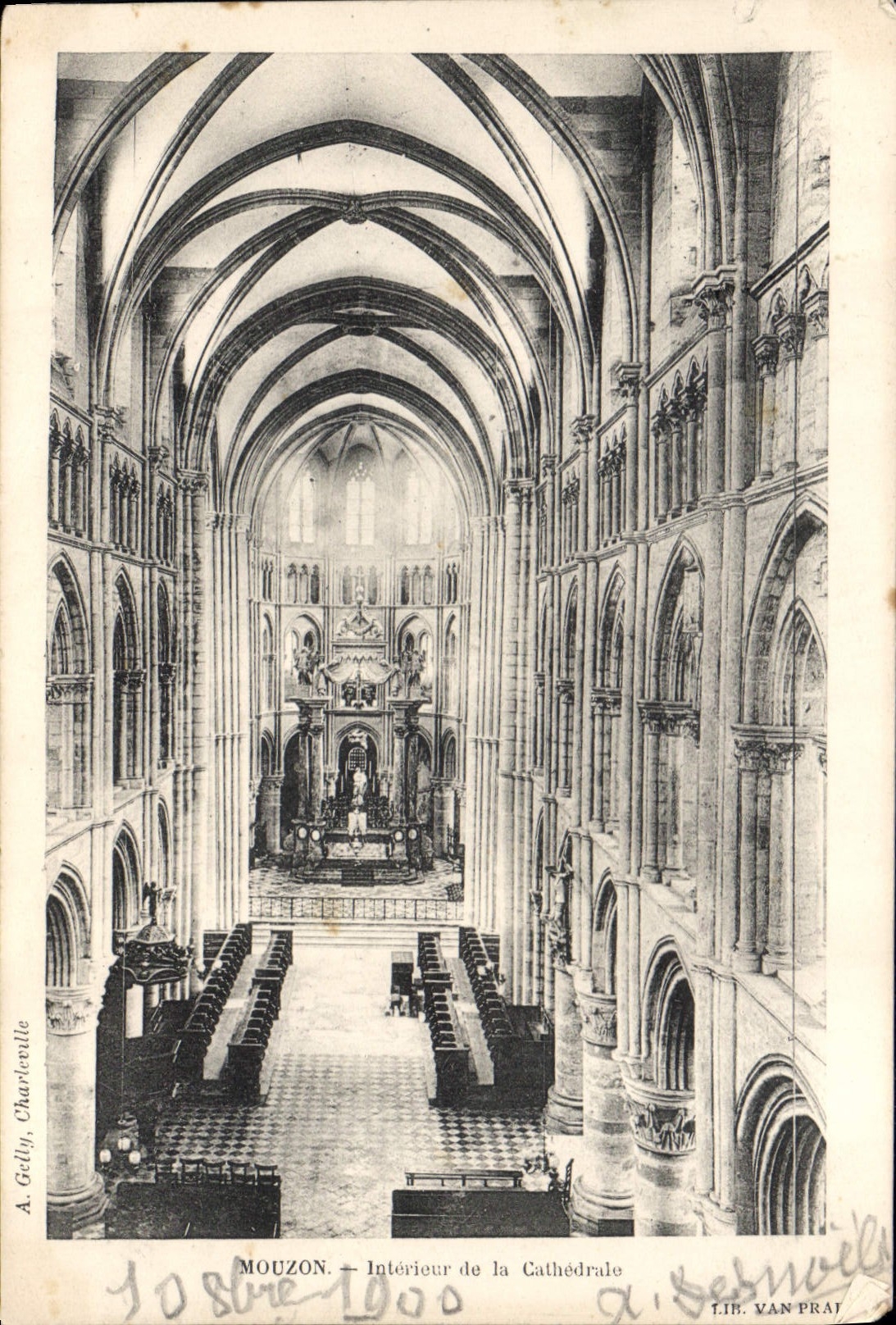 CPA Mouzon Interieur de la Cathedrale