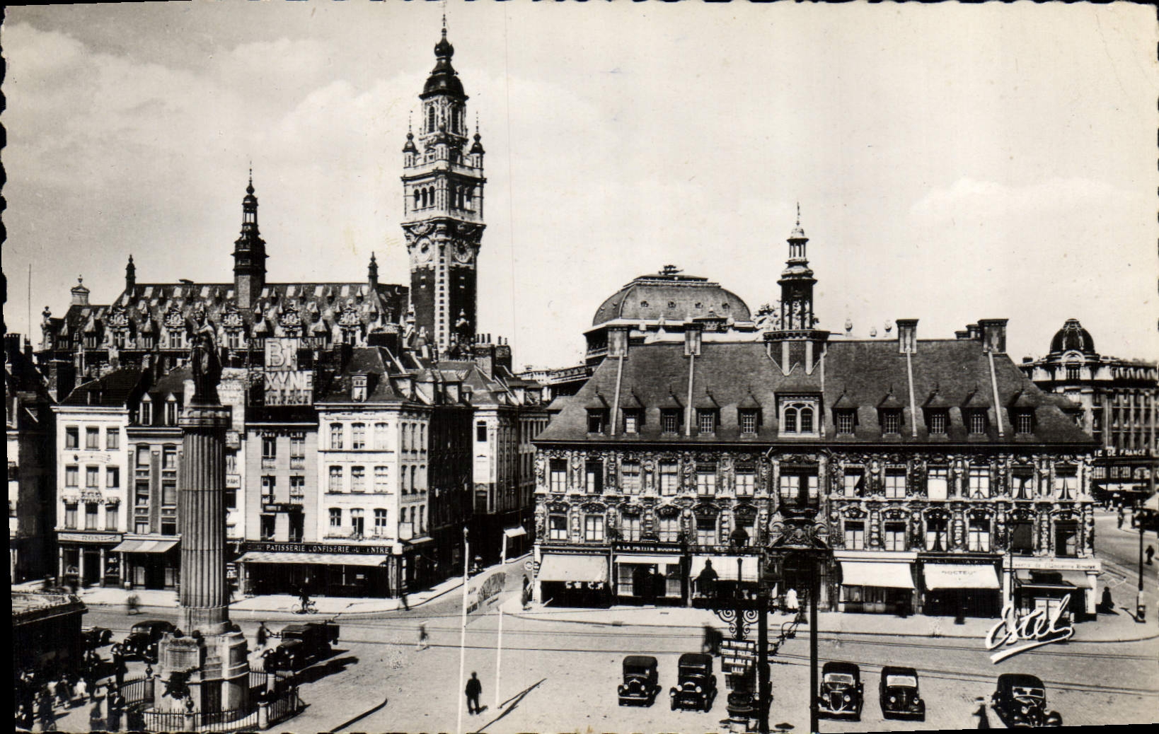 CPA Lille La Grand Place l'ancienne Bourse et le Beffroi de la nouvelle 