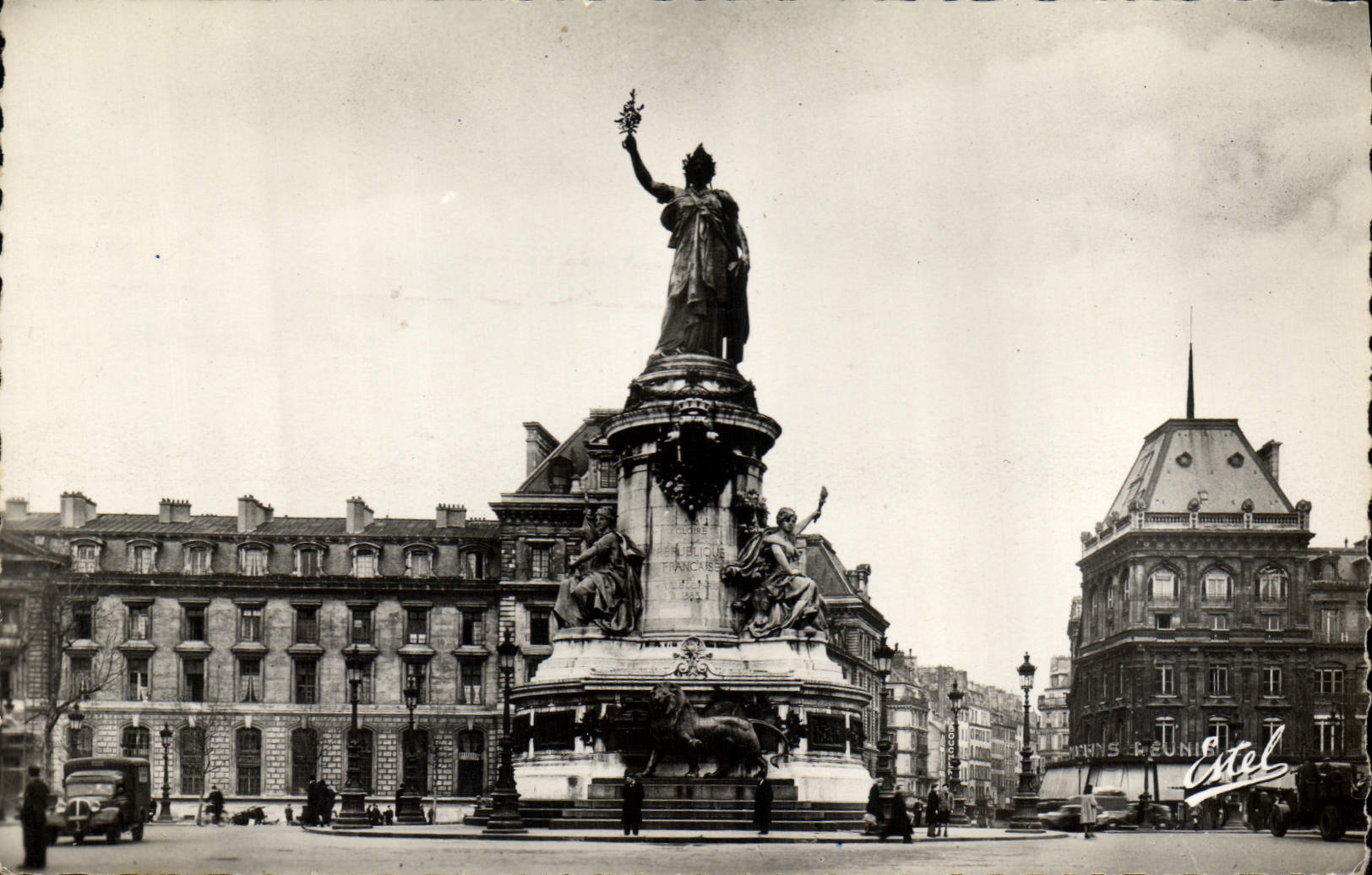 CPA Paris Place et Monument de la Republique
