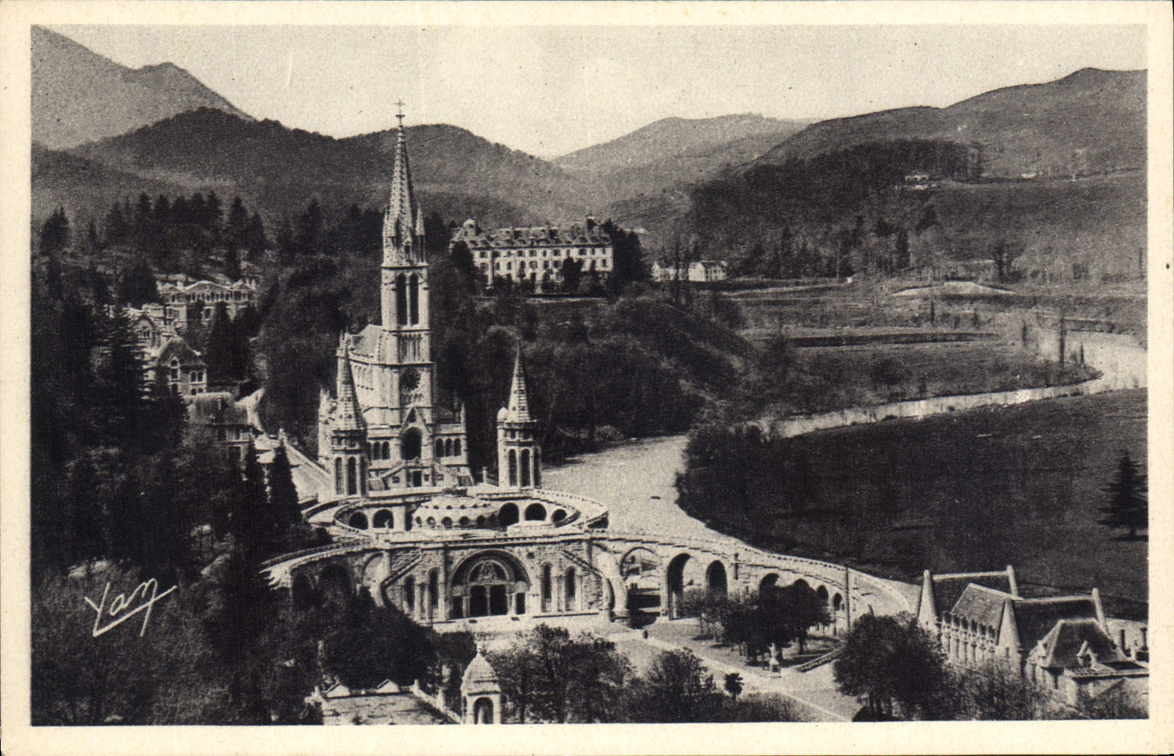 CPA Lourdes La Basilique vue du Chateau Fort 