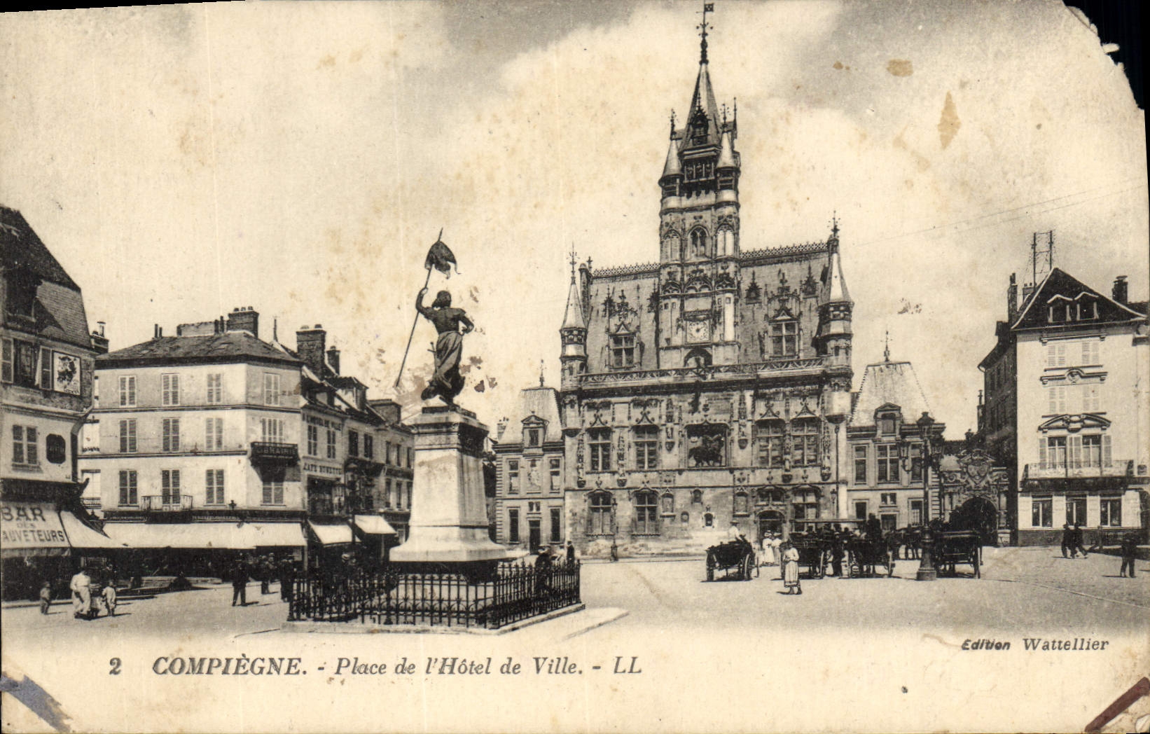 CPA Compiegne Place de l'Hotel de Ville 