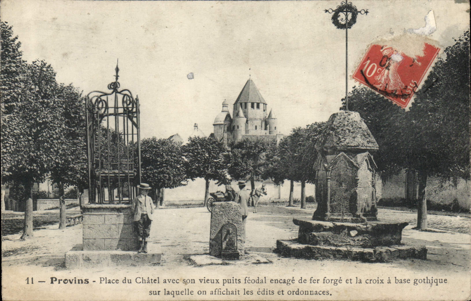 CPA Provins Place du Chatel avec son vieux Puits feodal encage de fer forge et la Croix a base gothi