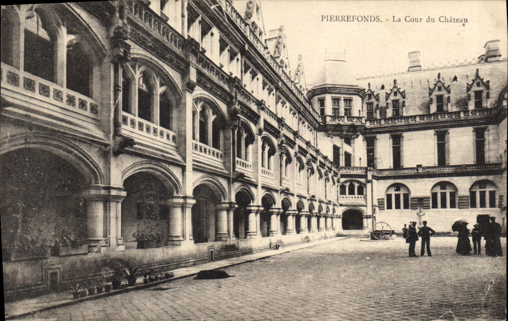 CPA Pierrefonds la Cour du Chateau 