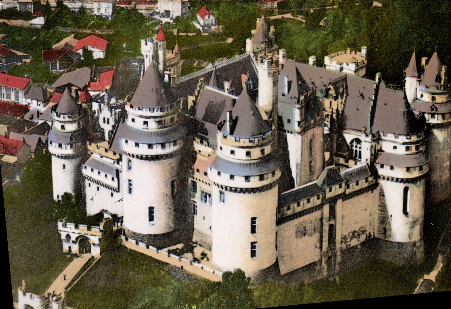 CPA Pierrefonds le Chateau vue aerienne 