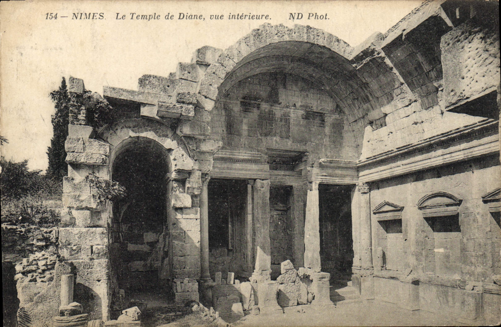 CPA Nimes le Temple de Diane vue interieure