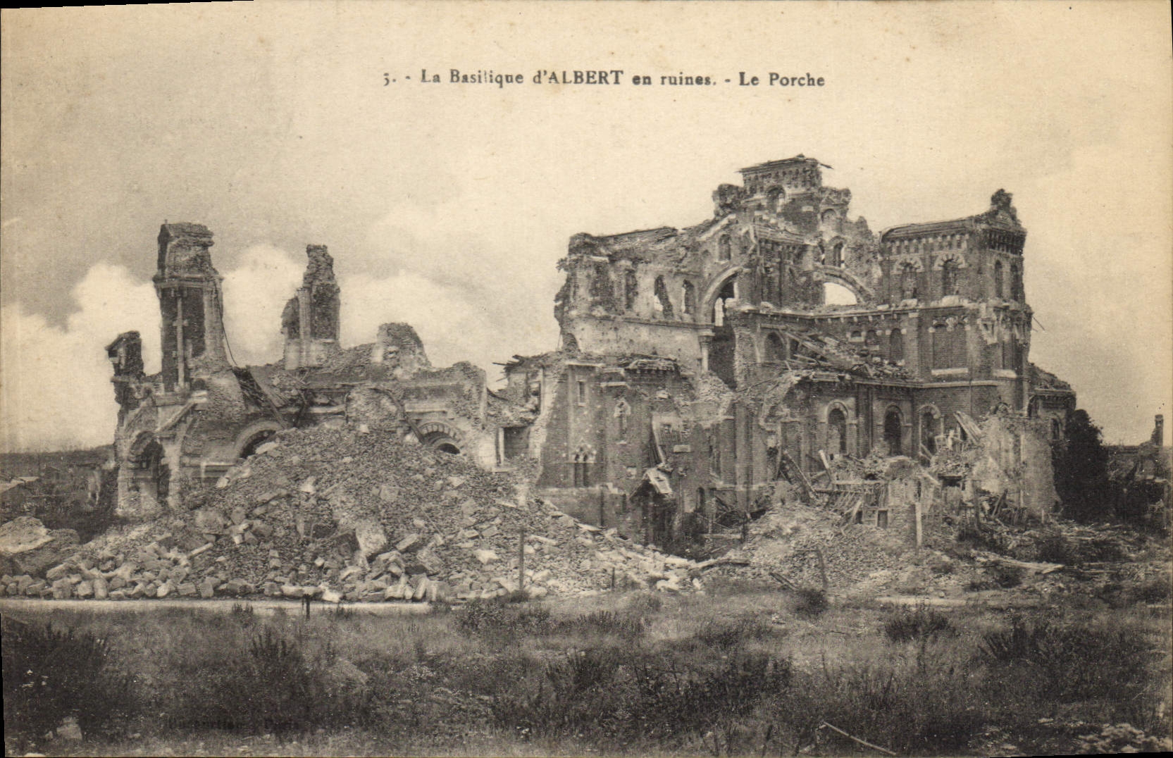 CPA La Basilique d'Albert en Ruines le Porche 