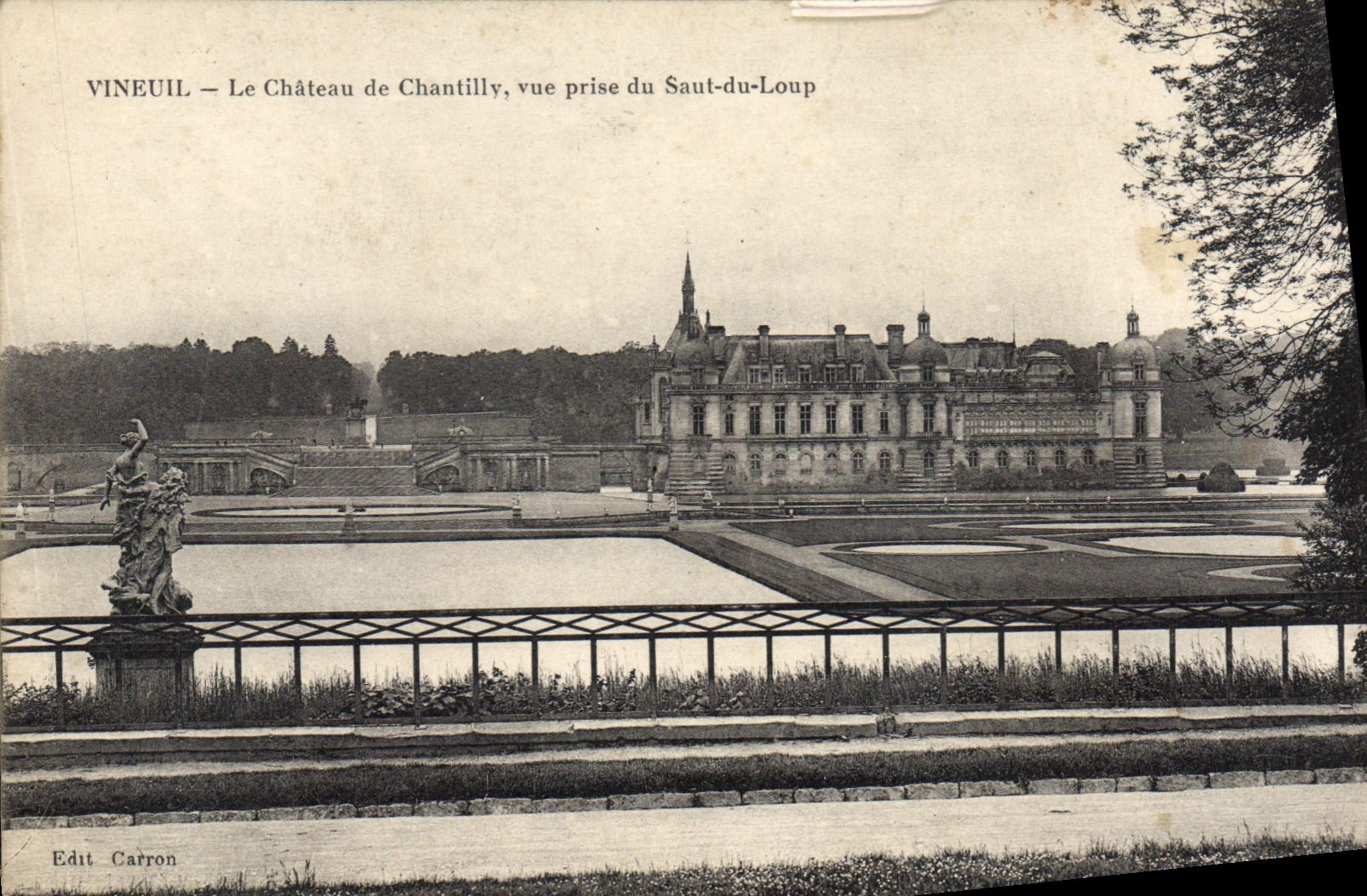 CPA Vineuil le Chateau de Chantilly vue prise du Saut du Loup 