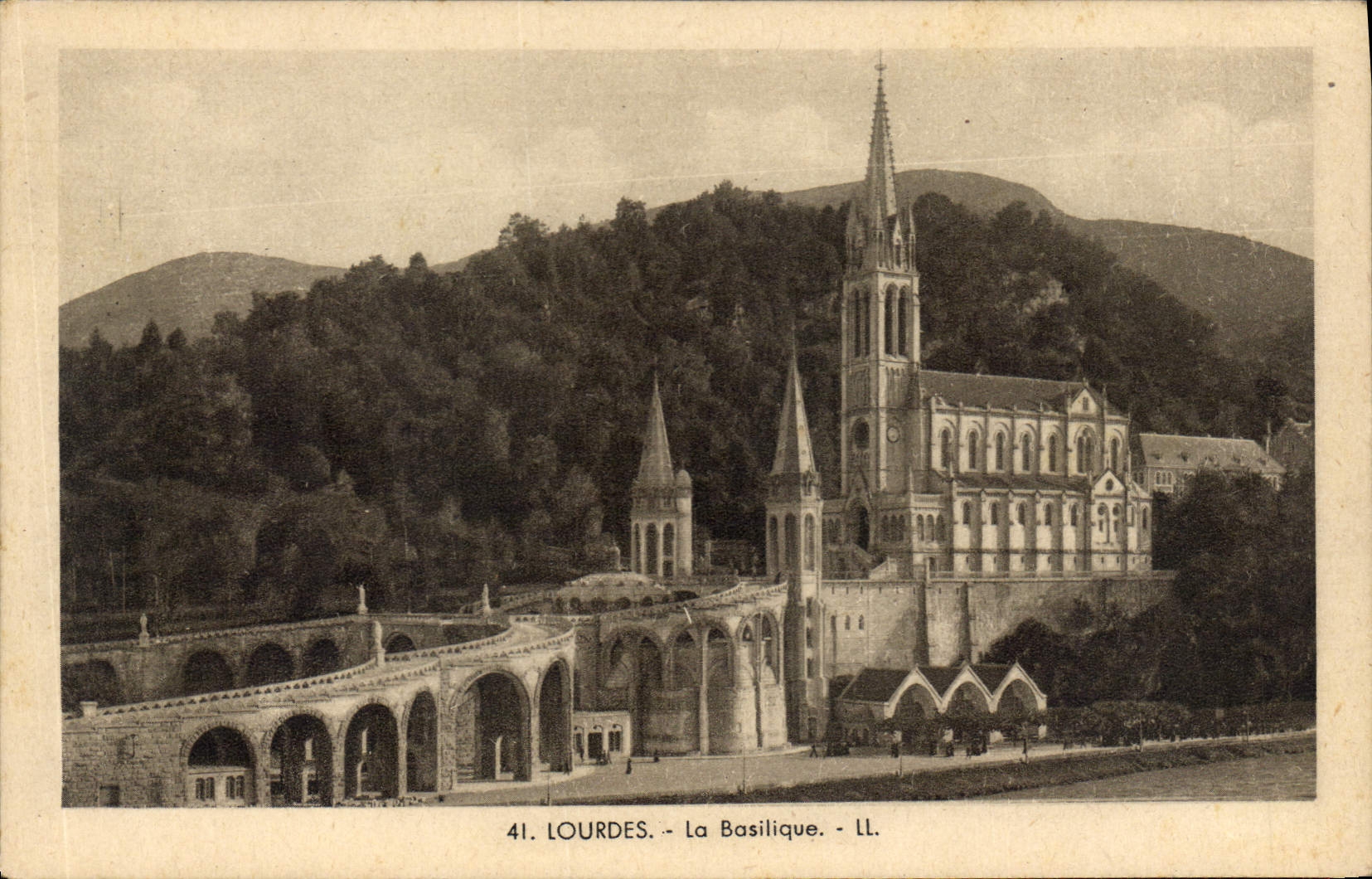 CPA Lourdes la Basilique 