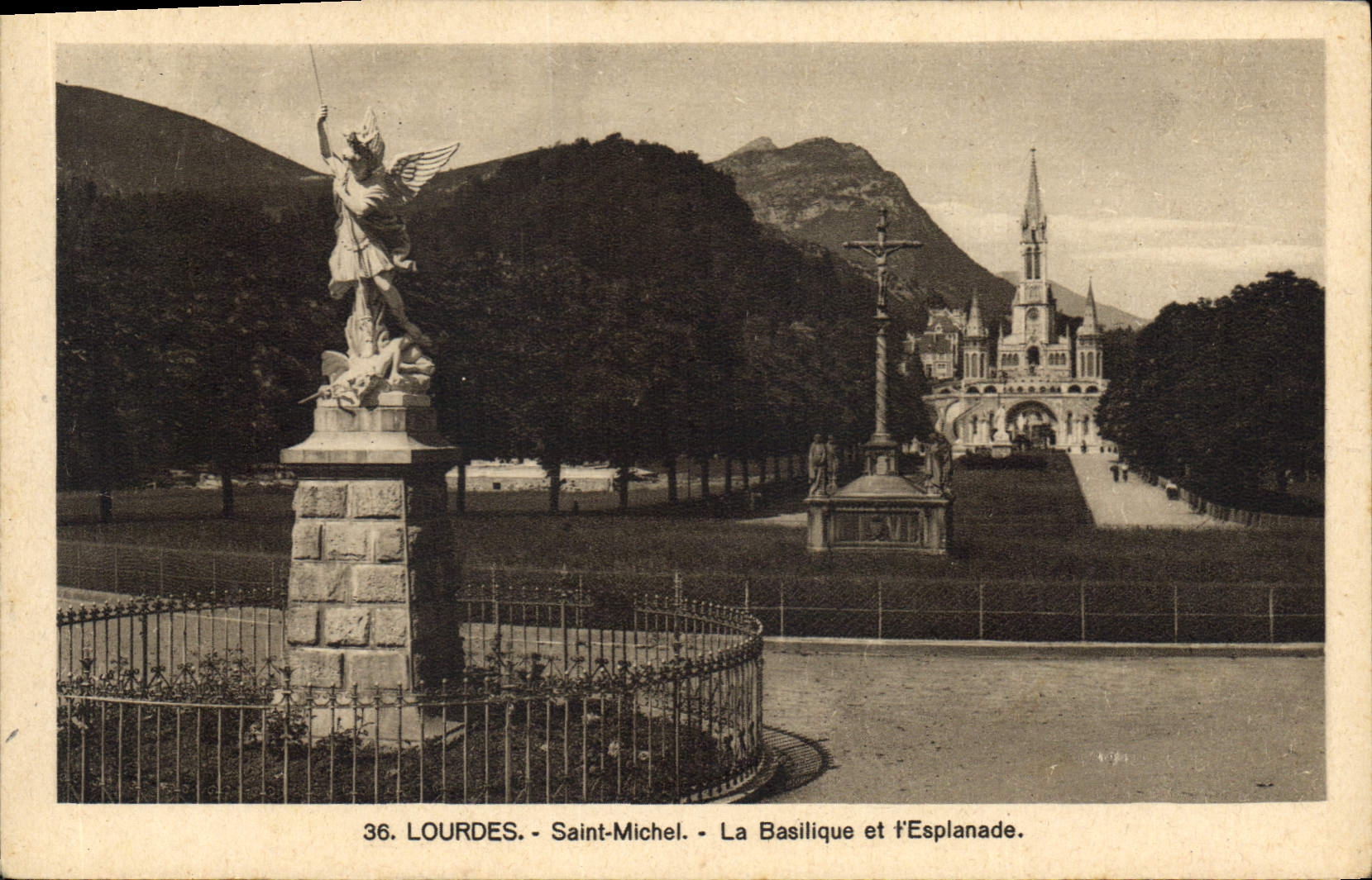 CPA Lourdes Saint Michel la Basilique et l'Esplanade 