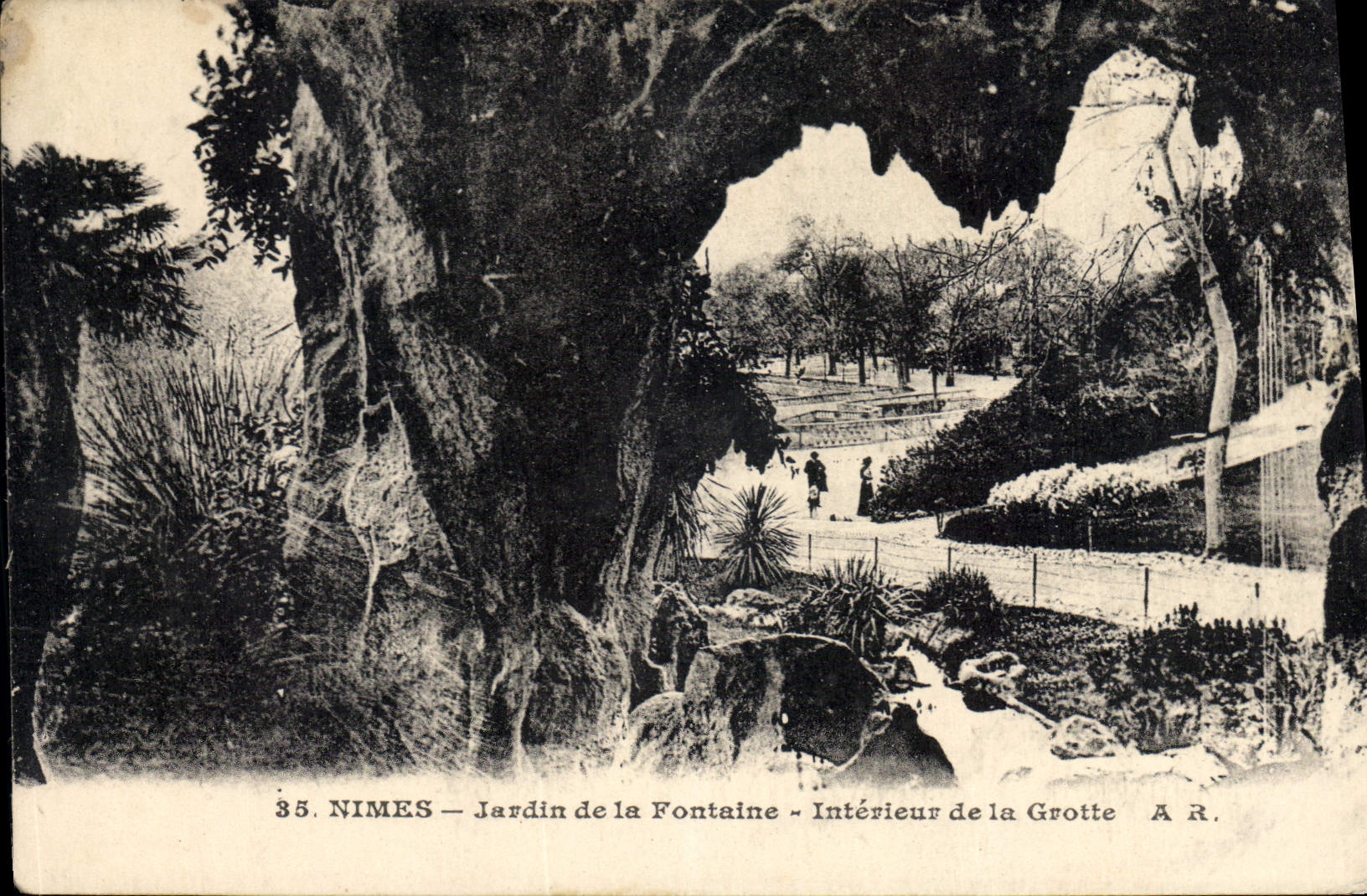 CPA Nimes Jardin de la Fontaine interieur de la Grotte