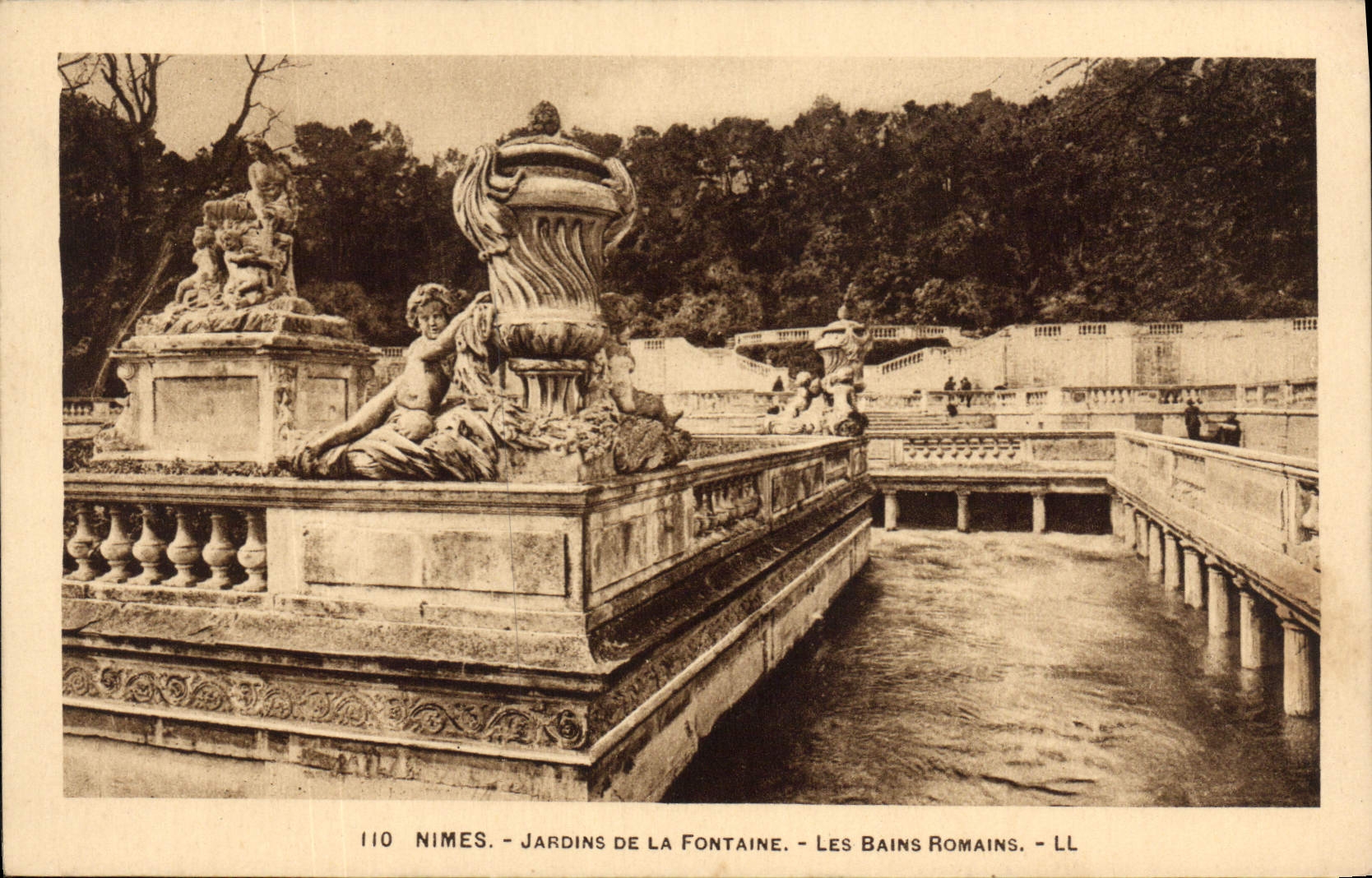 CPA Nimes Jardin de la Fontaine les Bains Romains
