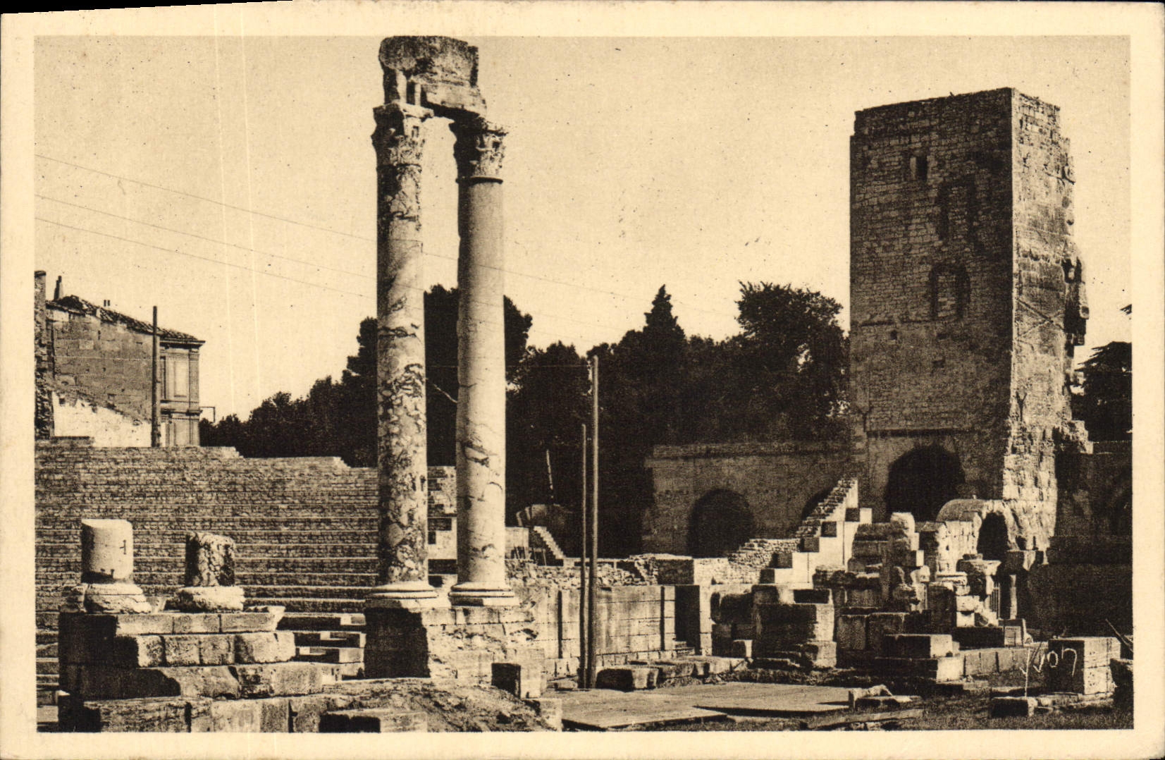 CPA Arles Bouches du Rhone le Theatre Antique 