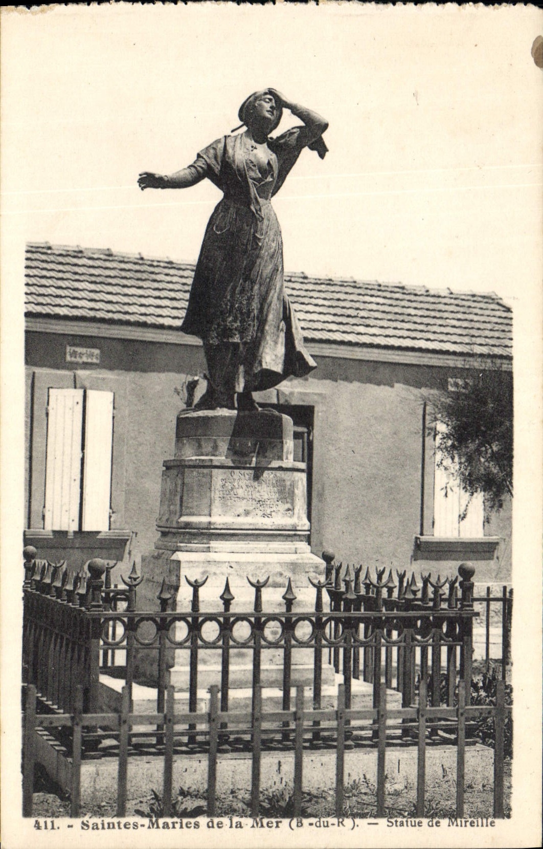 CPA Saintes Maries de la Mer B du R statue de Mireille 