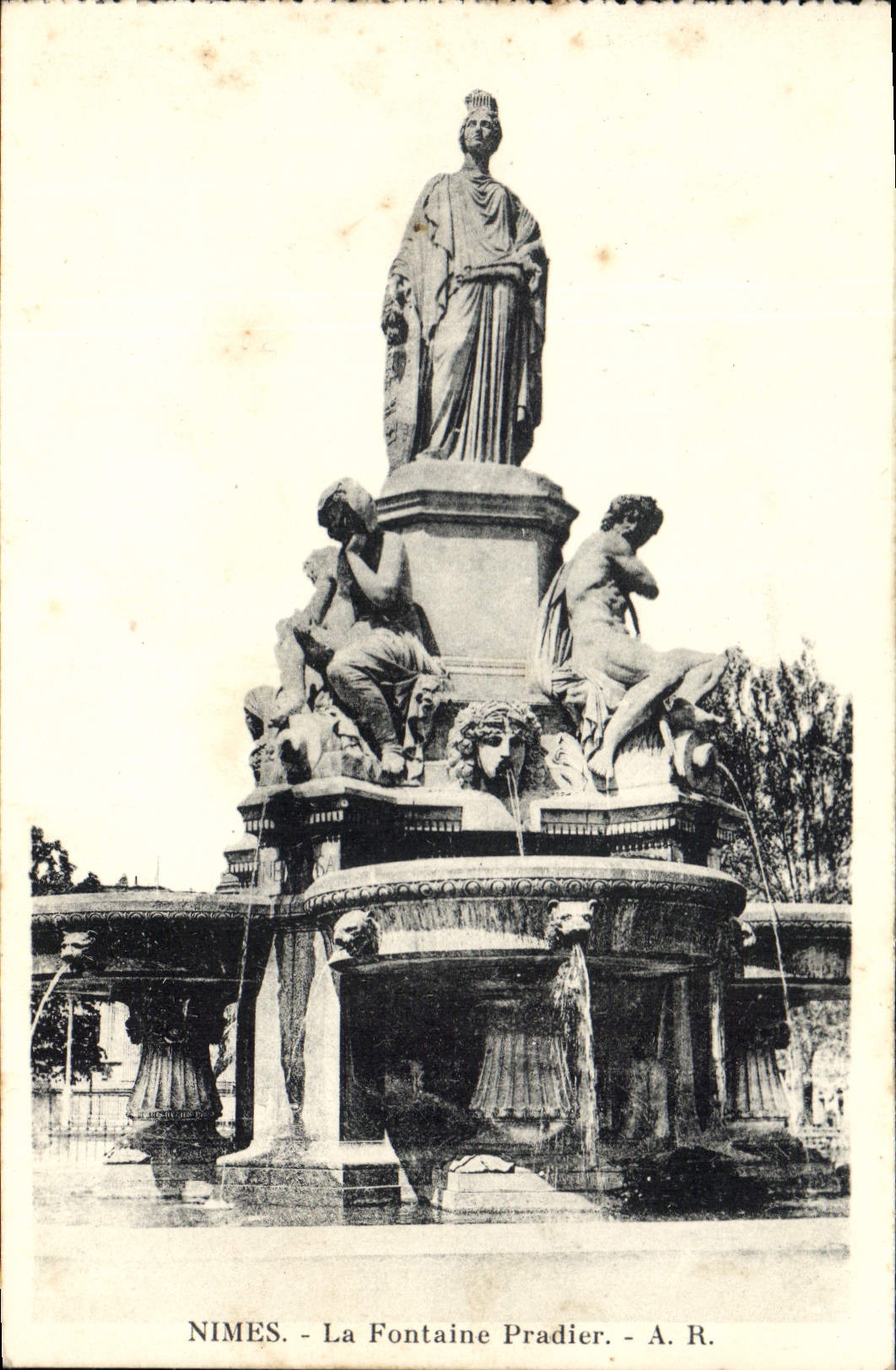 CPA Nimes la Fontaine Pradier 