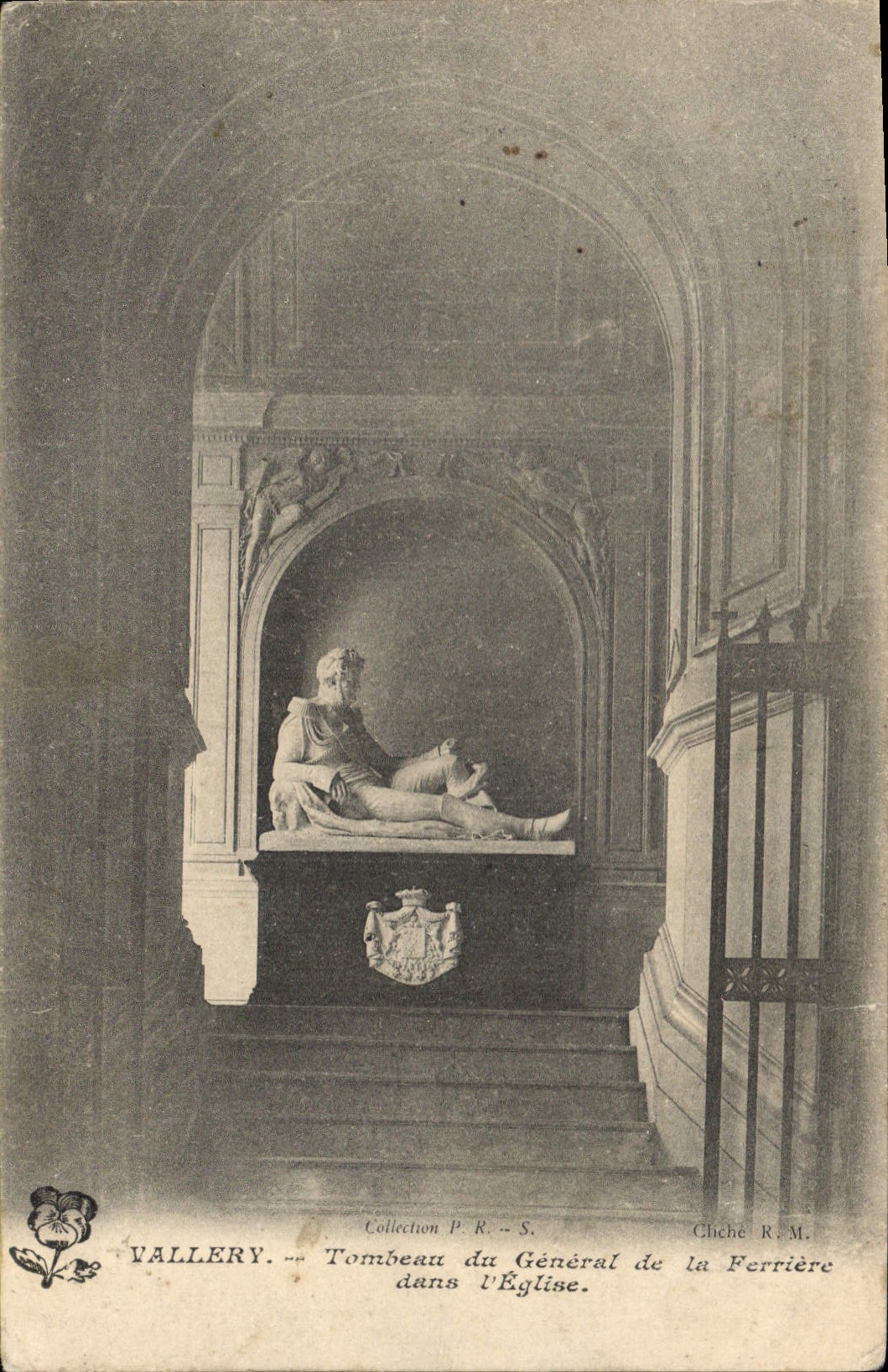 CPA Vallery Tombeau du Generale de la Ferriere dans l'eglise 