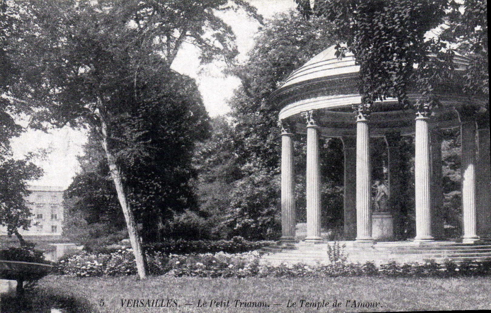 CPA Versailles le petit Trianon le Temple de l'Amour 