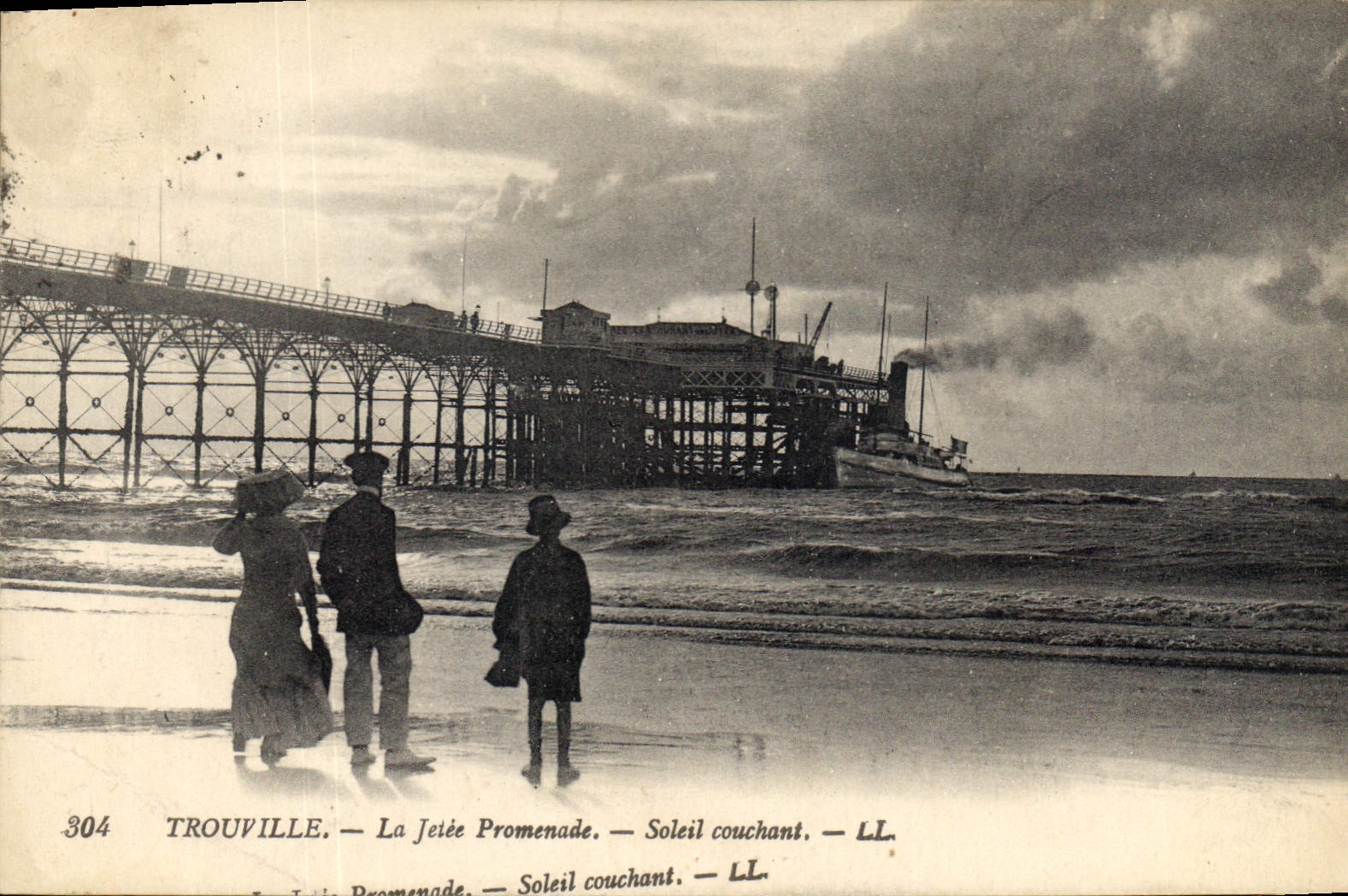 CPA Trouville la Jetee Promenade Soleil Couchant