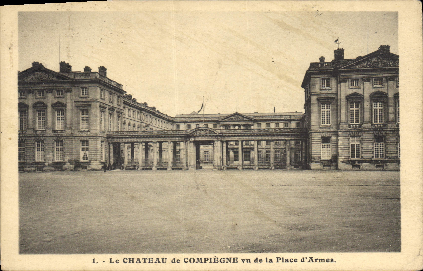 CPA Le Chateau de Compiegne vu de la Place d'Armes