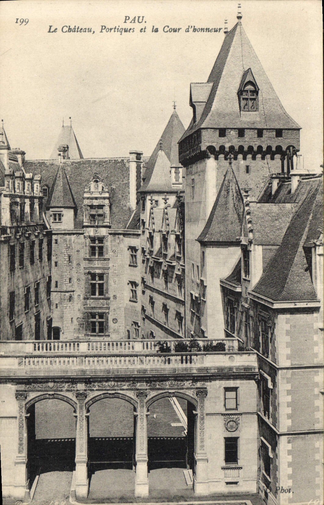 CPA Pau le Chateau Portiques et la Cour d'Honneur 