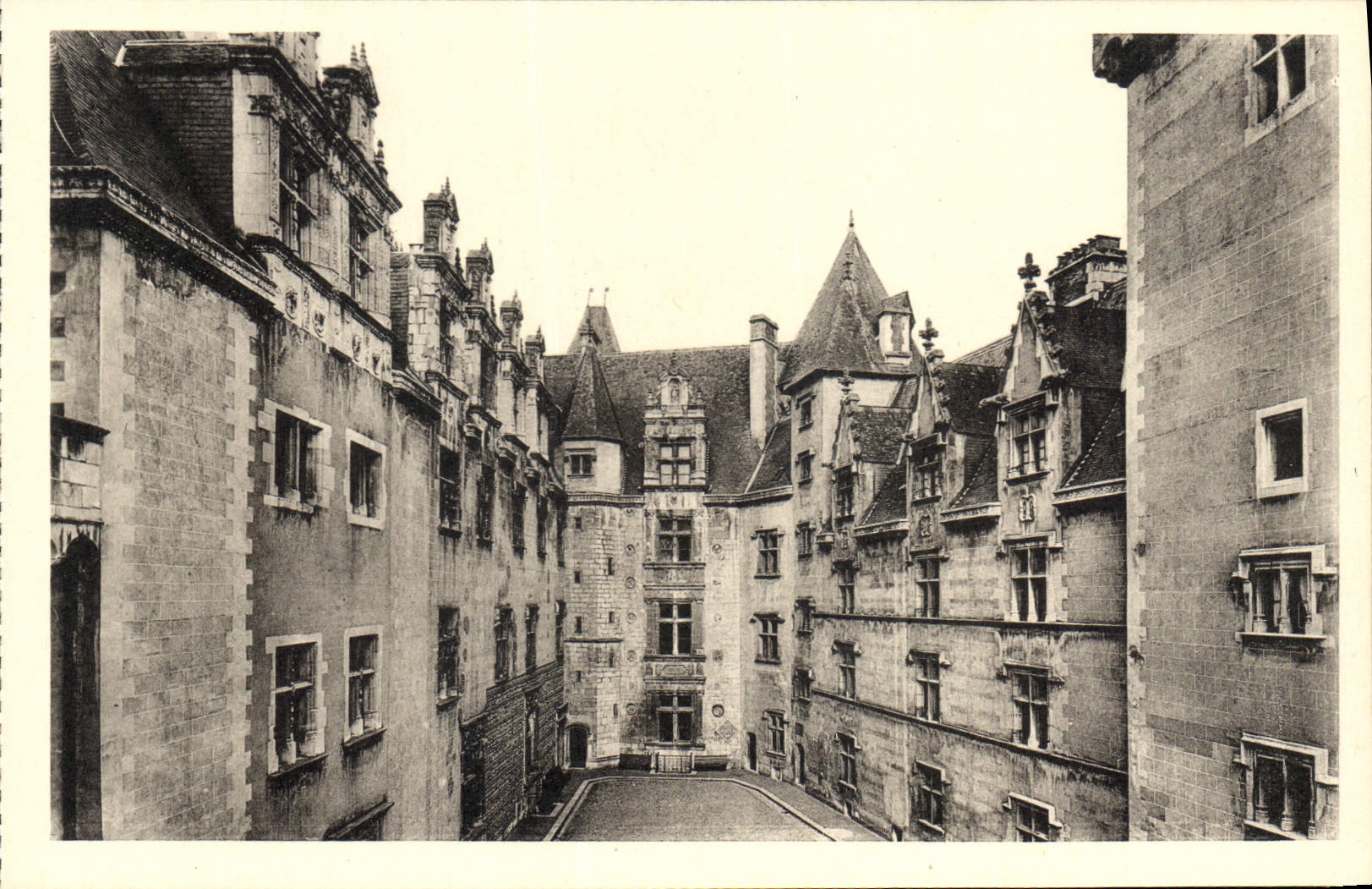 CPA Chateau de Pau la Cour d'Honneur 