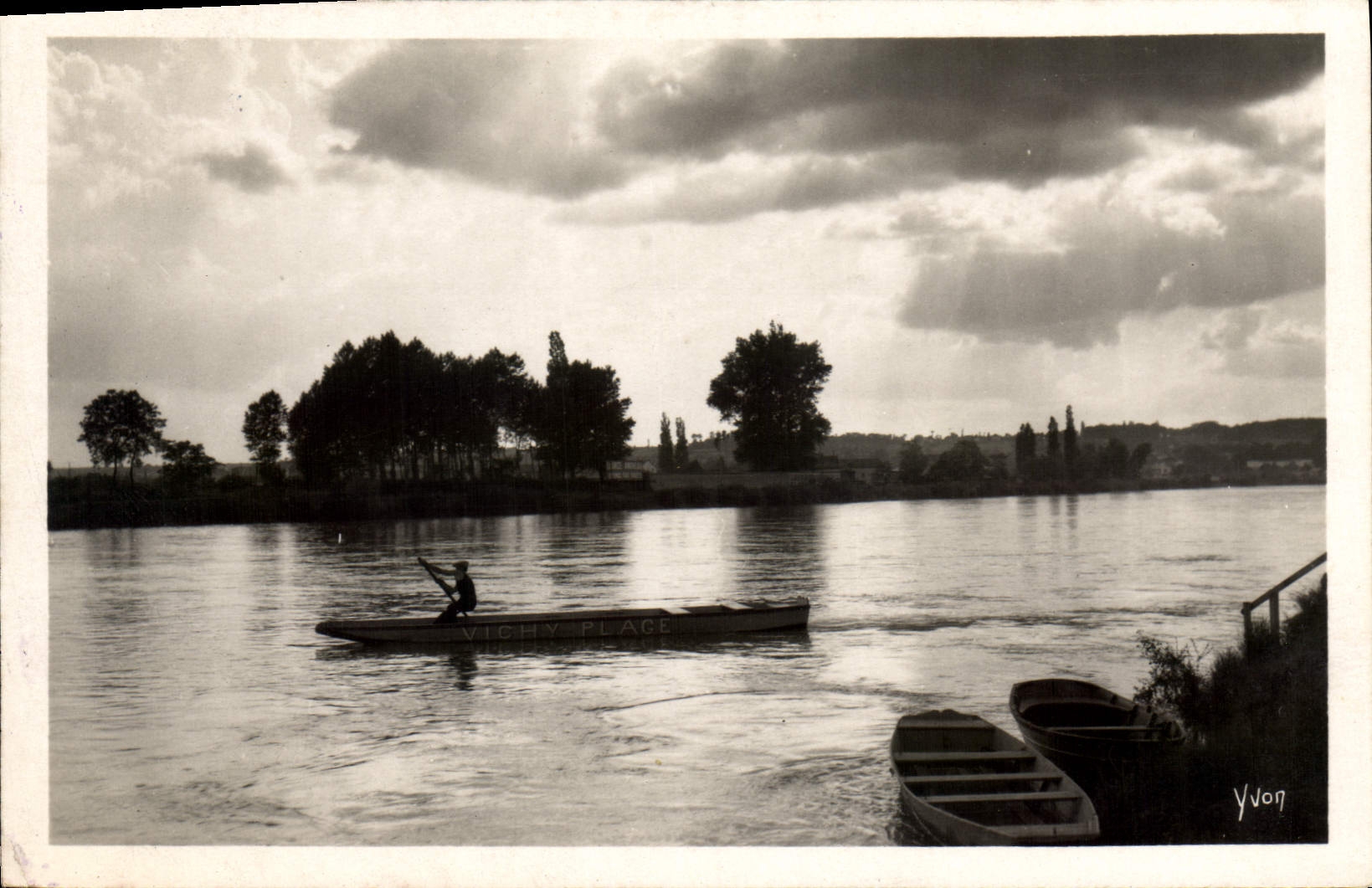 CPA Vichy les Bords de l'Allier le Passeur 