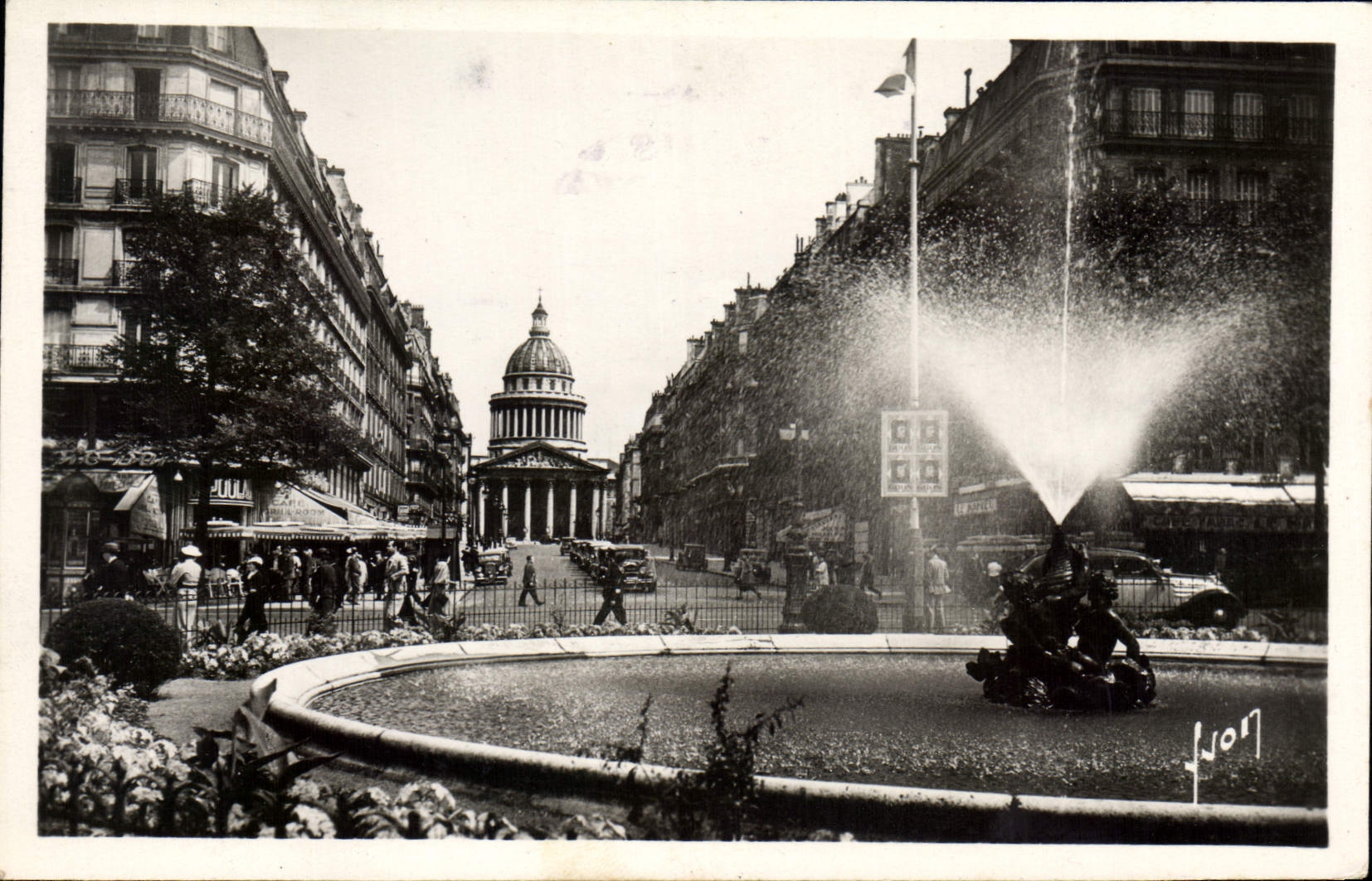 CPA Paris en Flanant Place Edmond Rostand rue Souttlot Pantheon