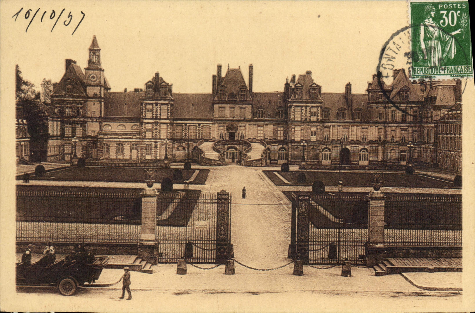 CPA Palais de Fontainebleau la grille d'honneur et la Cour des Adieux 