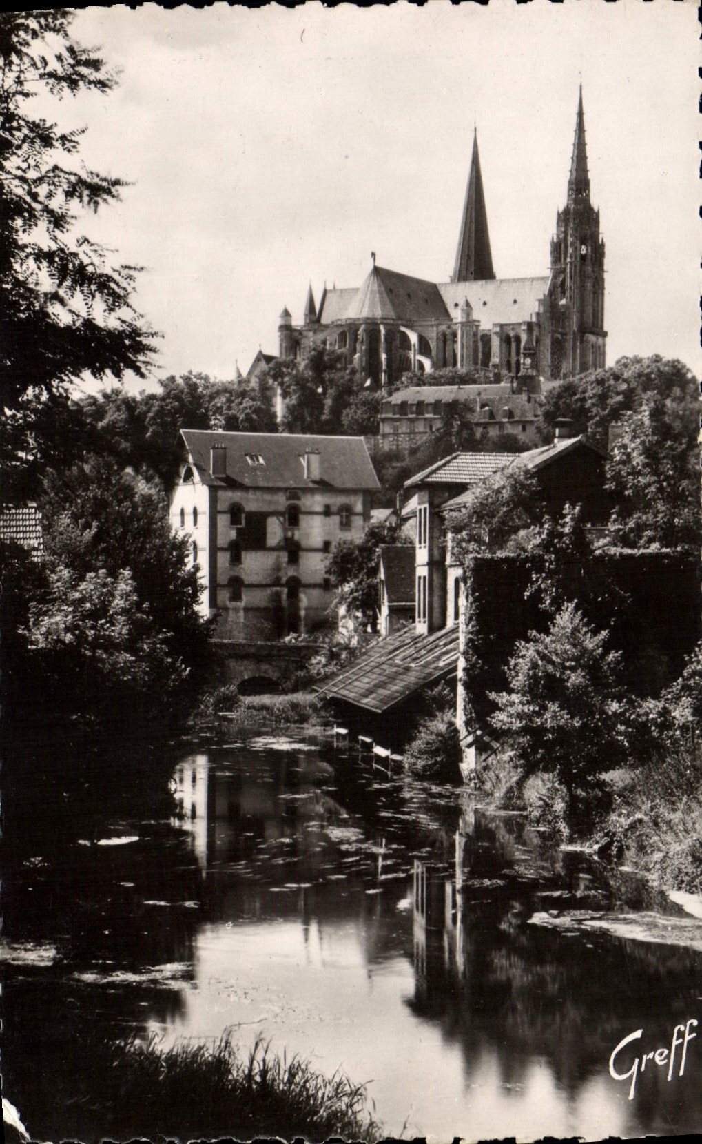 CPA En Beauce Chartres Eure et Loir Bords de l'Eure et la Cathedrale 