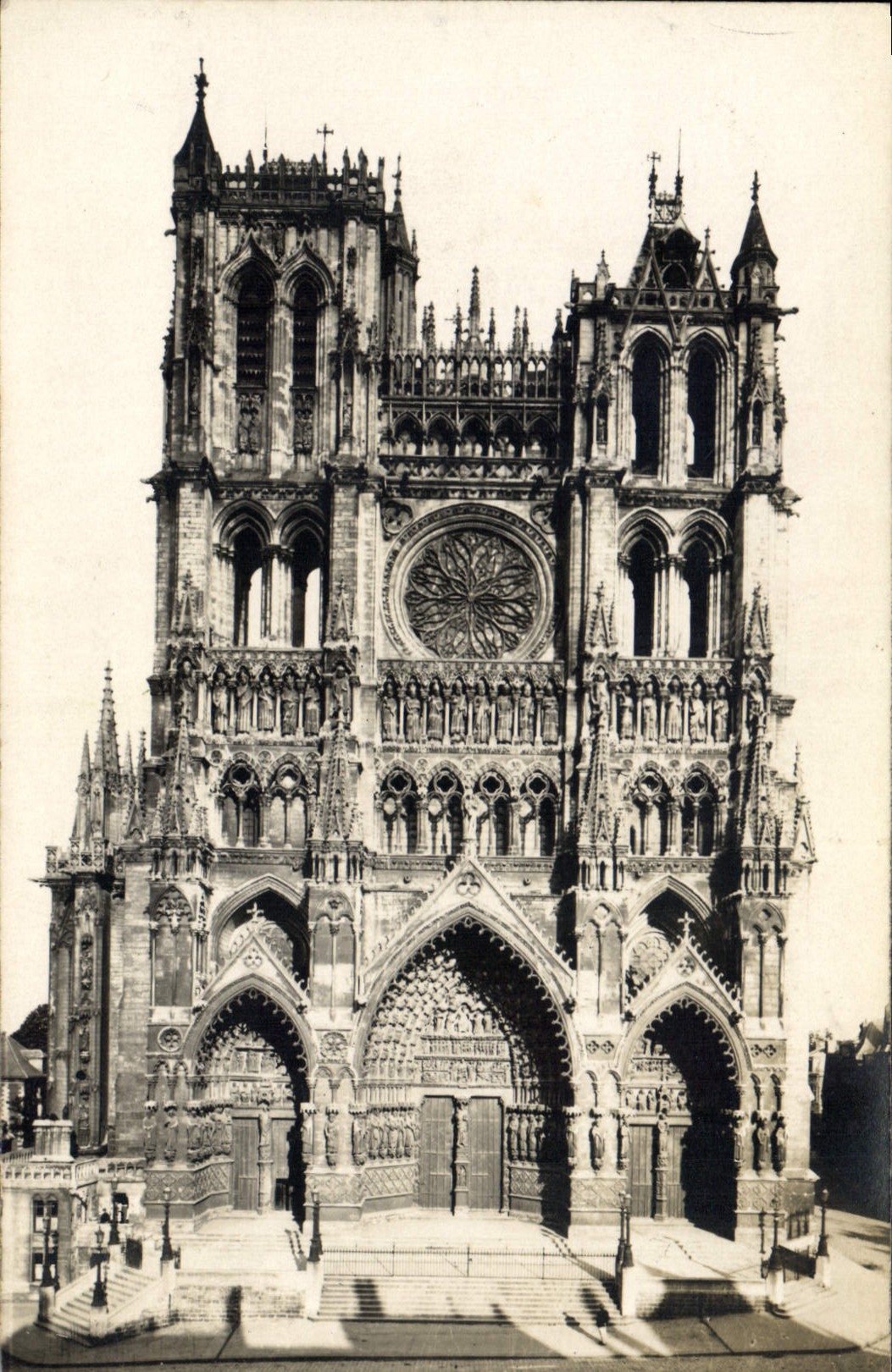 CPA Amiens Place Notre Dame 