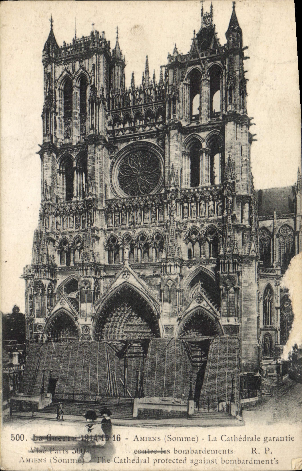 CPA La Guerre 1914 15 16 Amiens Somme La Cathedrale garantie contre le bombardement 