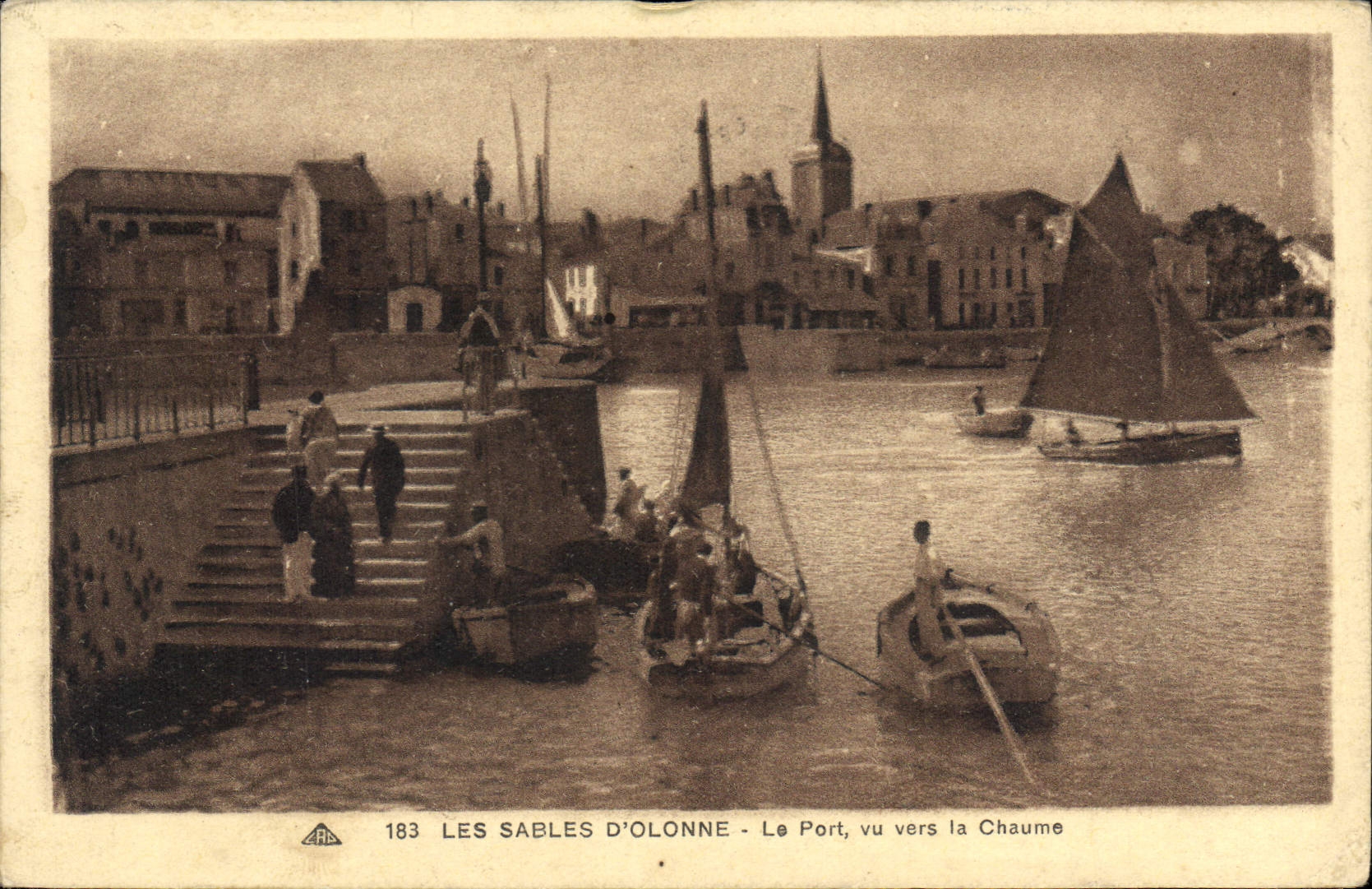 CPA Les Sables d'Olonne Le port vu vres la Chaume 