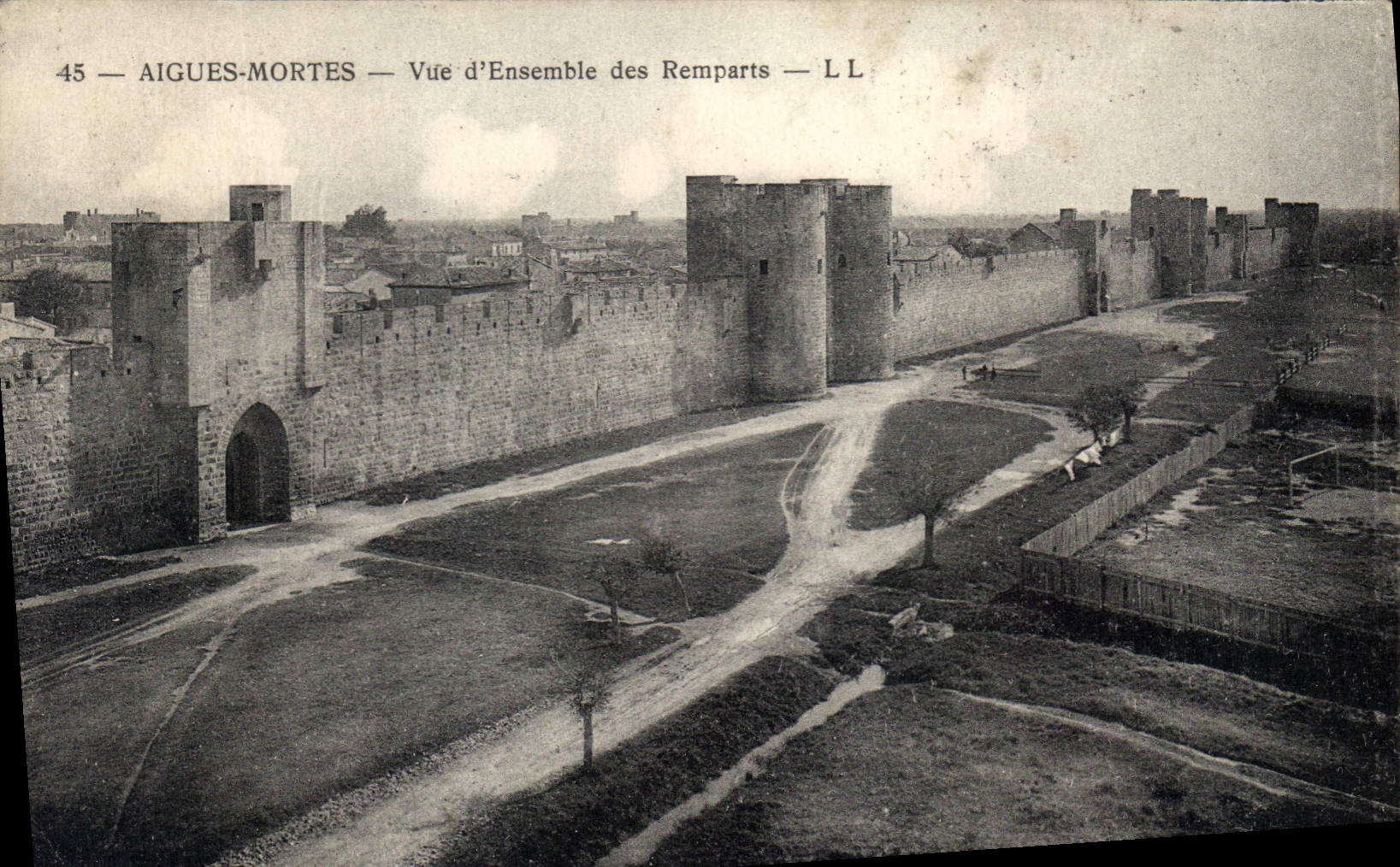 CPA Aigues Mortes Vue d'Ensemble des Remparts