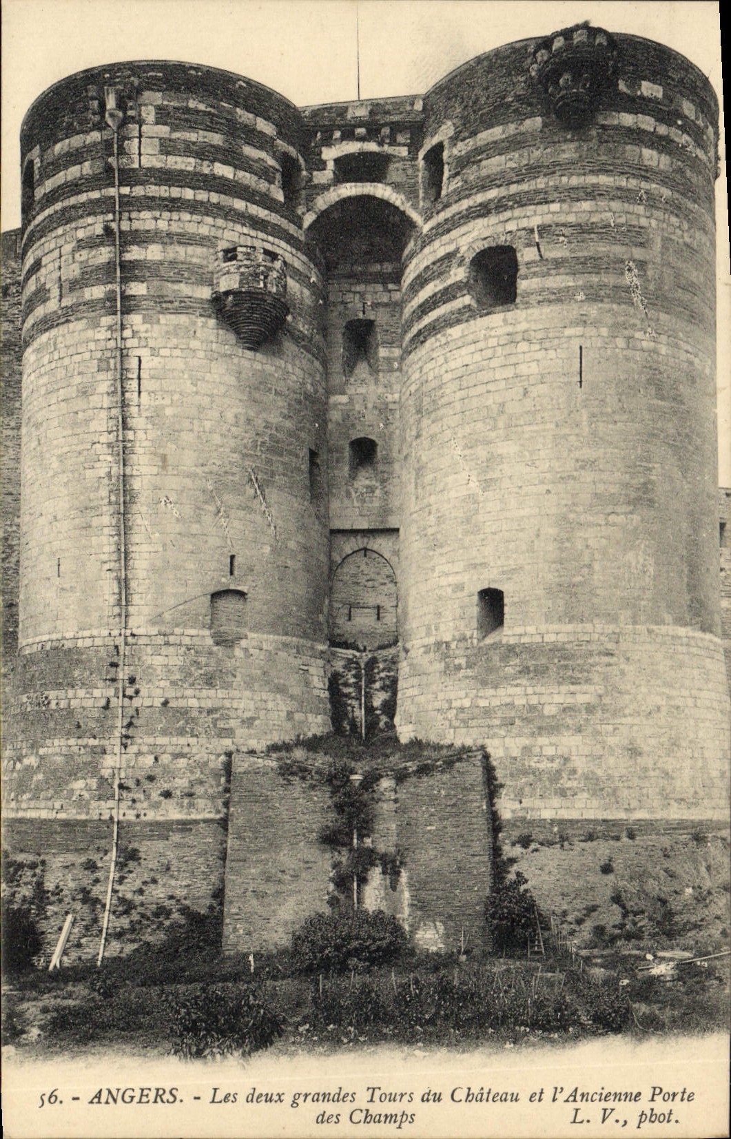 CPA Angers Les deux grandes Tours du Chateau et l'Ancienne Porte des Champs