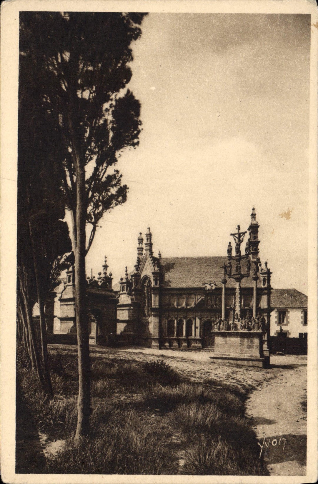 CPA La Douce France Bretagne St Thegonnec Finistere La Calvaire et l'Ossuaire 