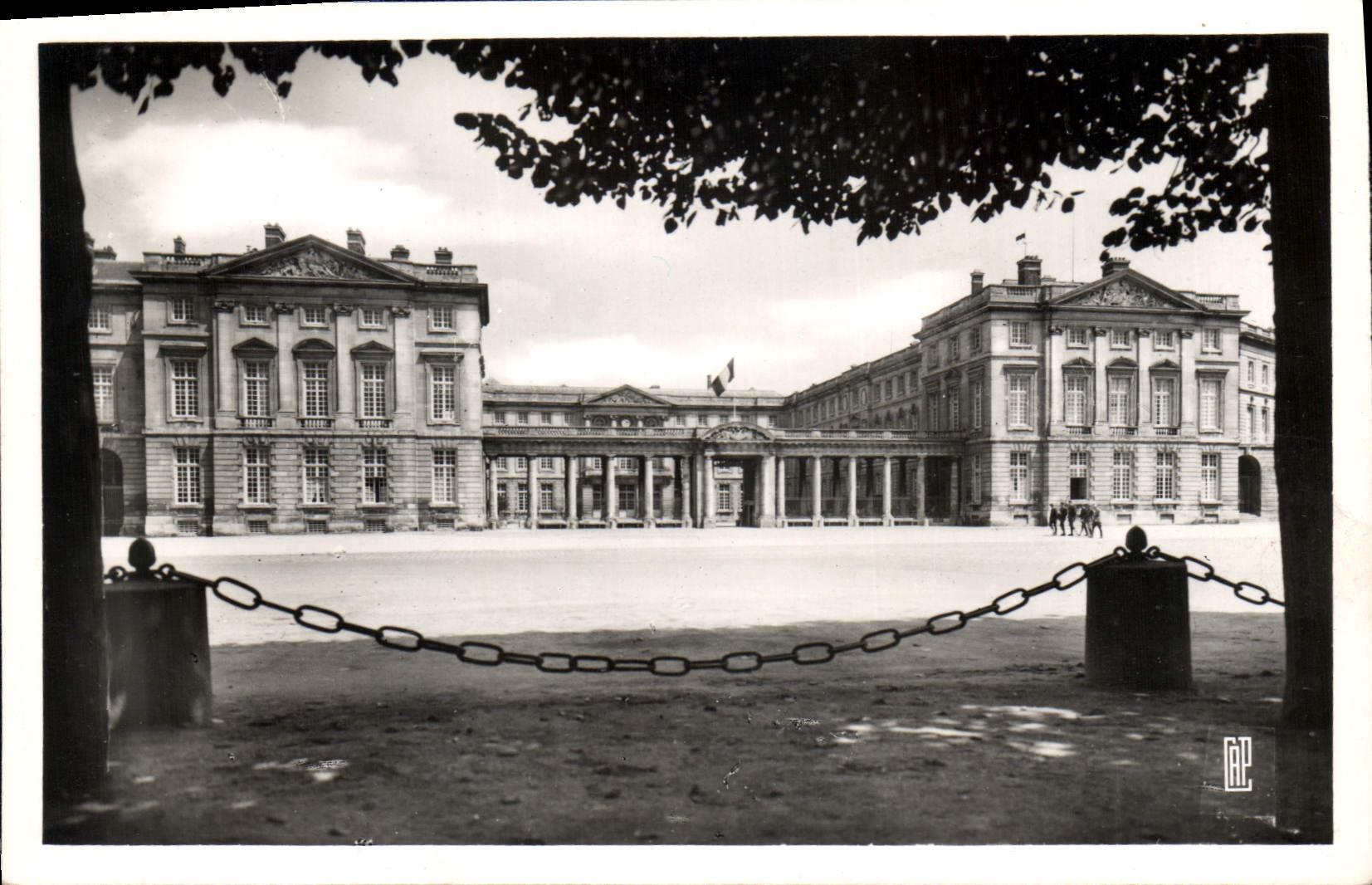 CPA Compiegne Le Chateau La Facade 