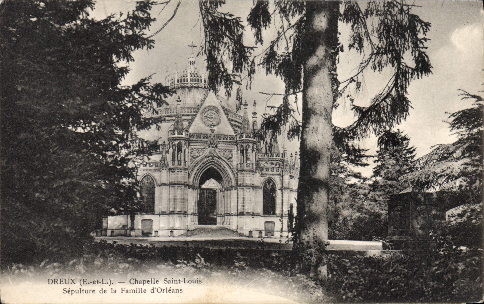 CPA Dreux E et L Chapelle Saint Louis Sepulture de la Famille d'Orleans