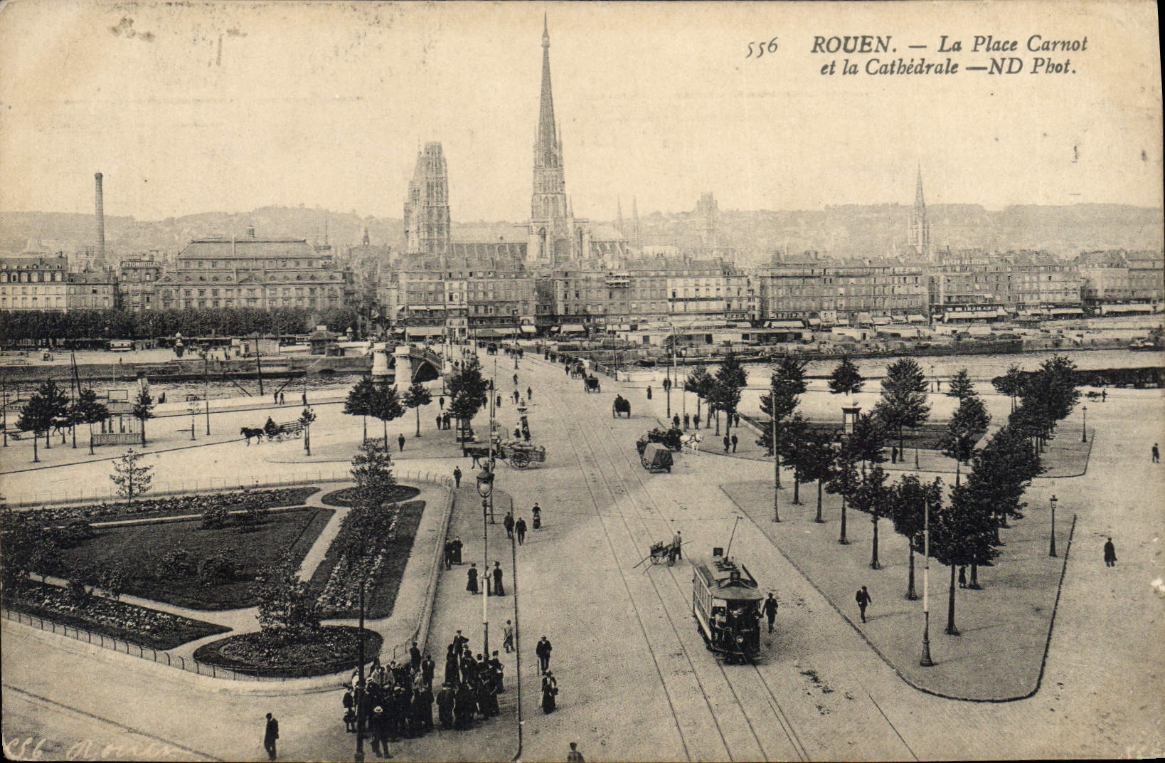 CPA Rouen La Place Carnot et la Cathedrale
