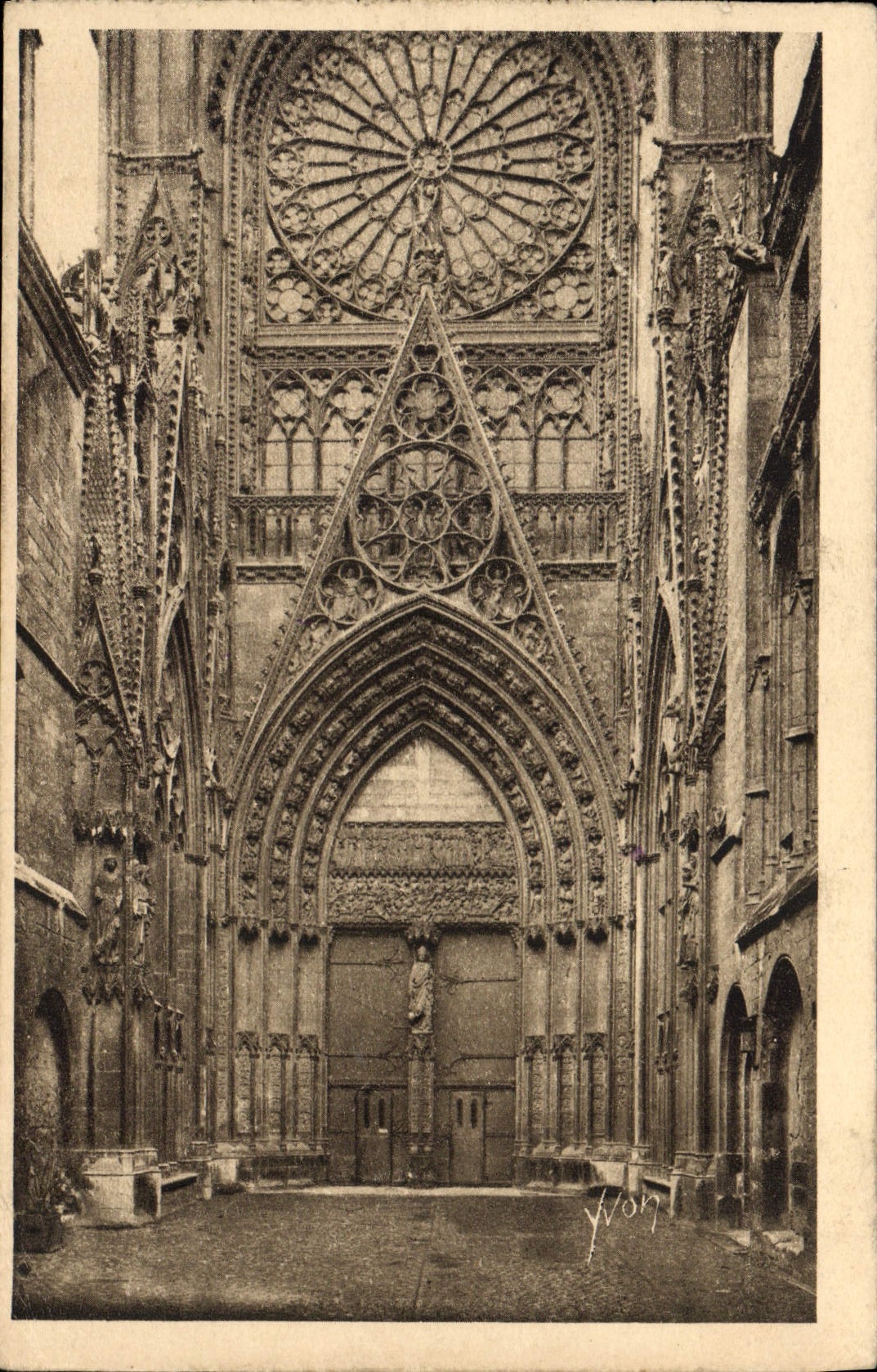 CPA La Douce France Rouen Cathedrale Cour des Libraires