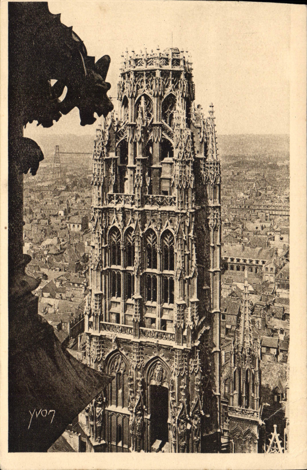 CPA La Douce France Rouen La Tour du Beurre